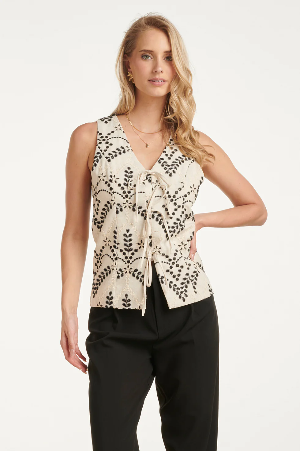 Stijlvolle Gilet Met Contrastrijk Borduurwerk En Strikdetails | Sand - Black