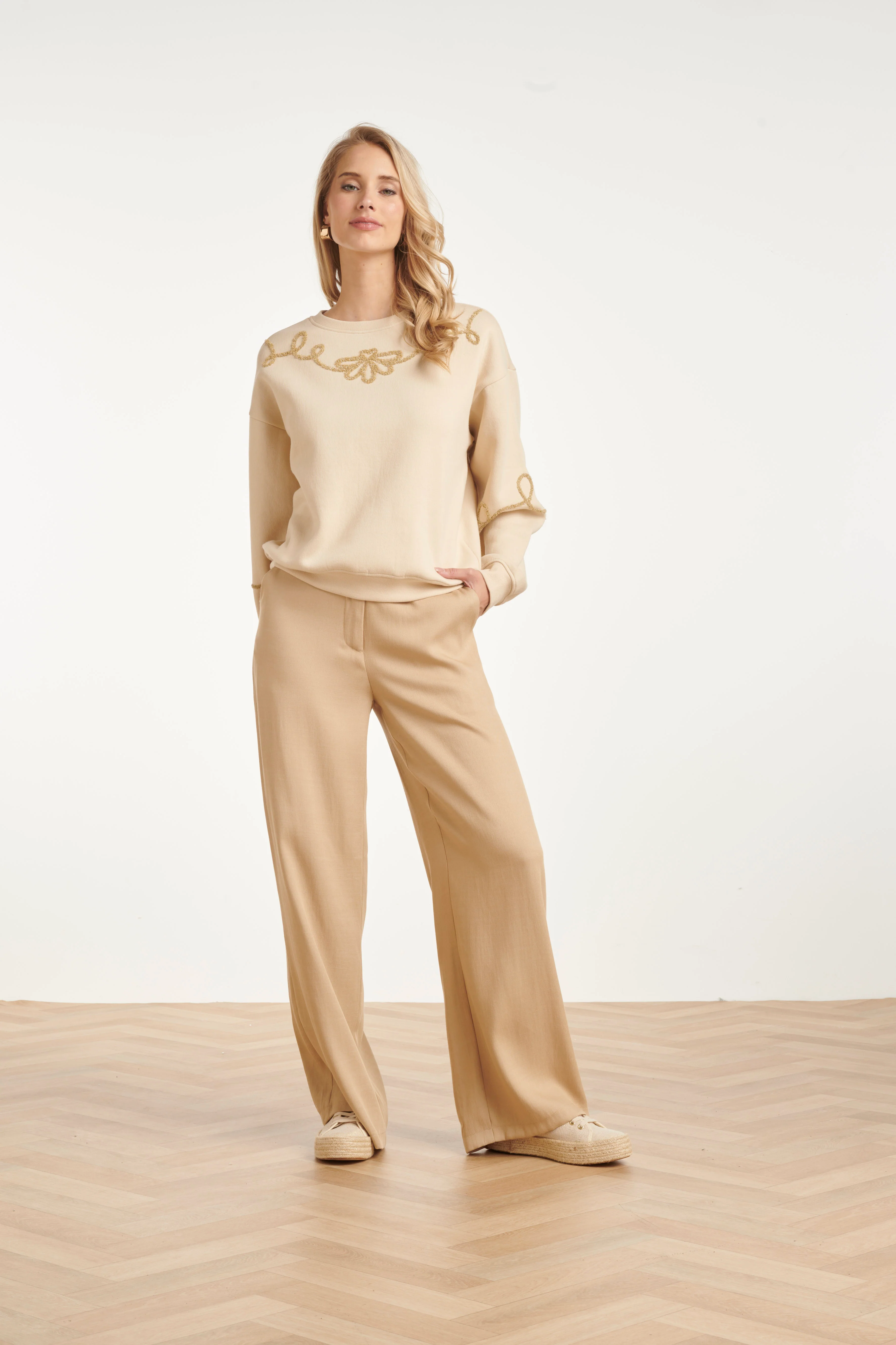 Sweater Met Goudkleurige Borduring | Off White - Dark Sand