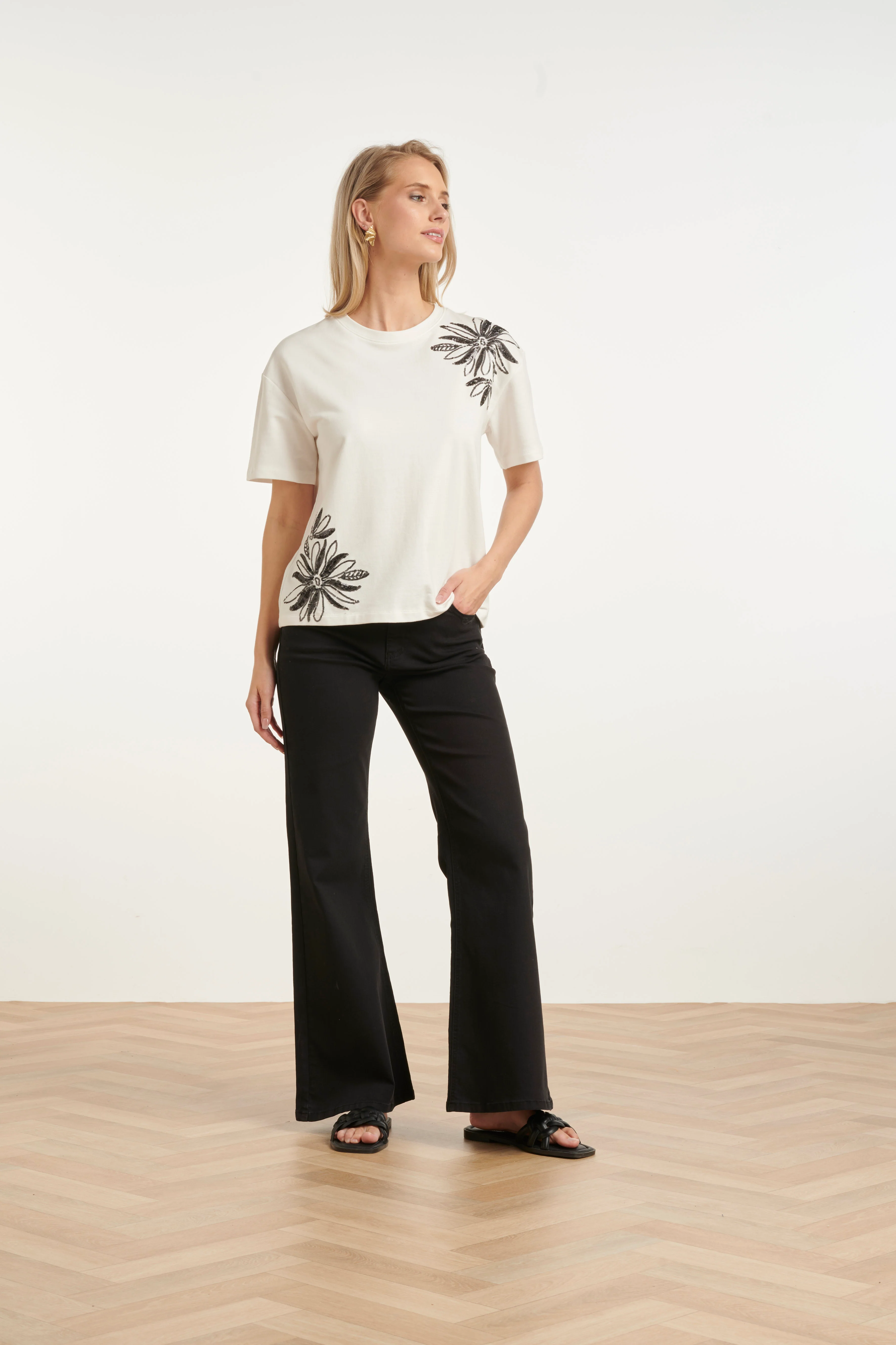 T-Shirt Met Luxe Bloemenprint En Pailletten | White - Black - Image 3