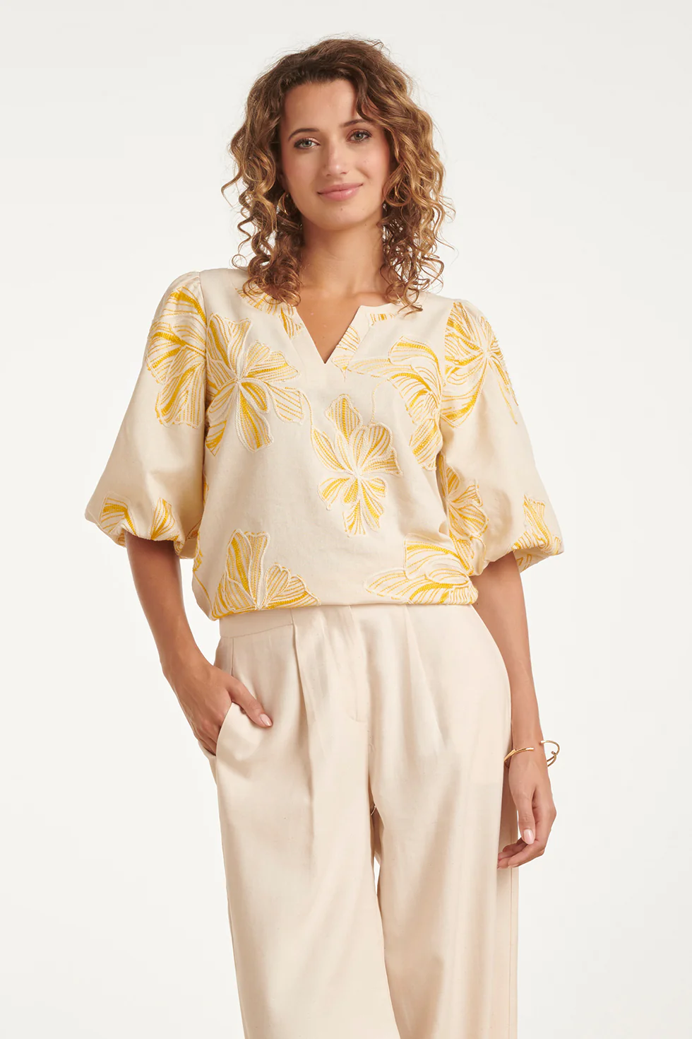 Top Met Geel En Wit Bloemenborduursel | Sand - Yellow