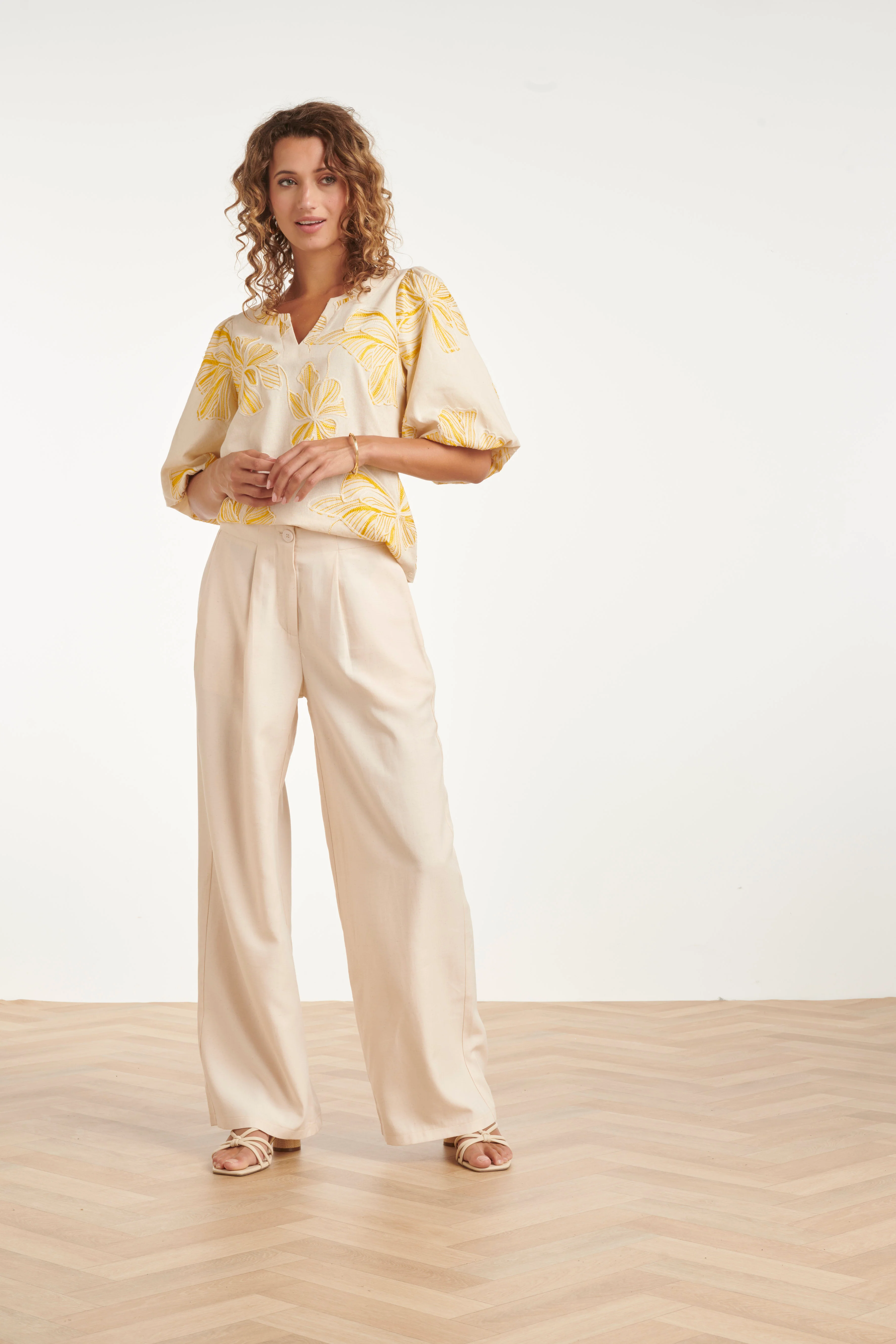 Top Met Geel En Wit Bloemenborduursel | Sand - Yellow - Image 3