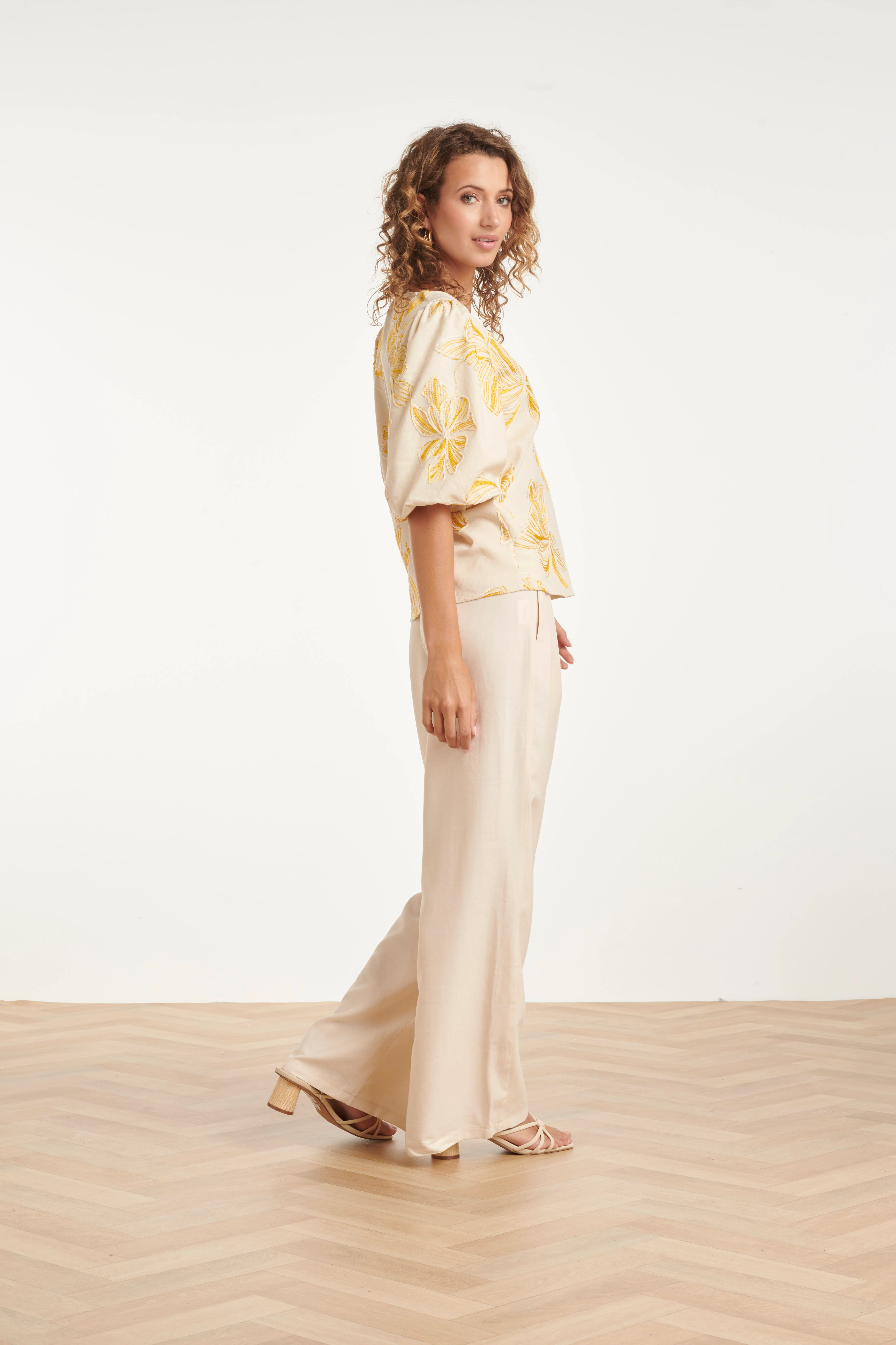 Top Met Geel En Wit Bloemenborduursel | Sand - Yellow - Image 5