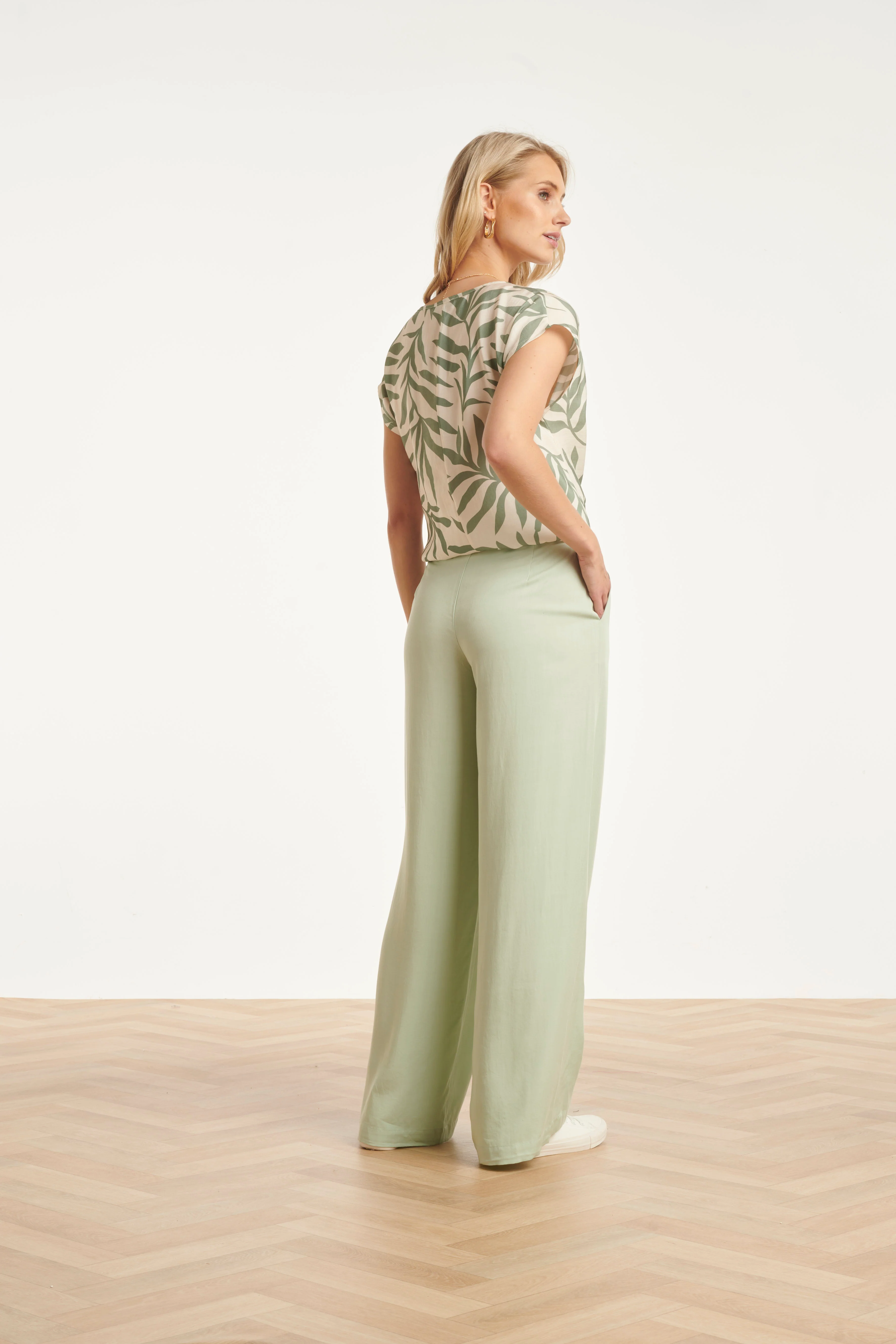 Top Met Groene Bladprint En V-Hals | Jade - Off White - Image 10