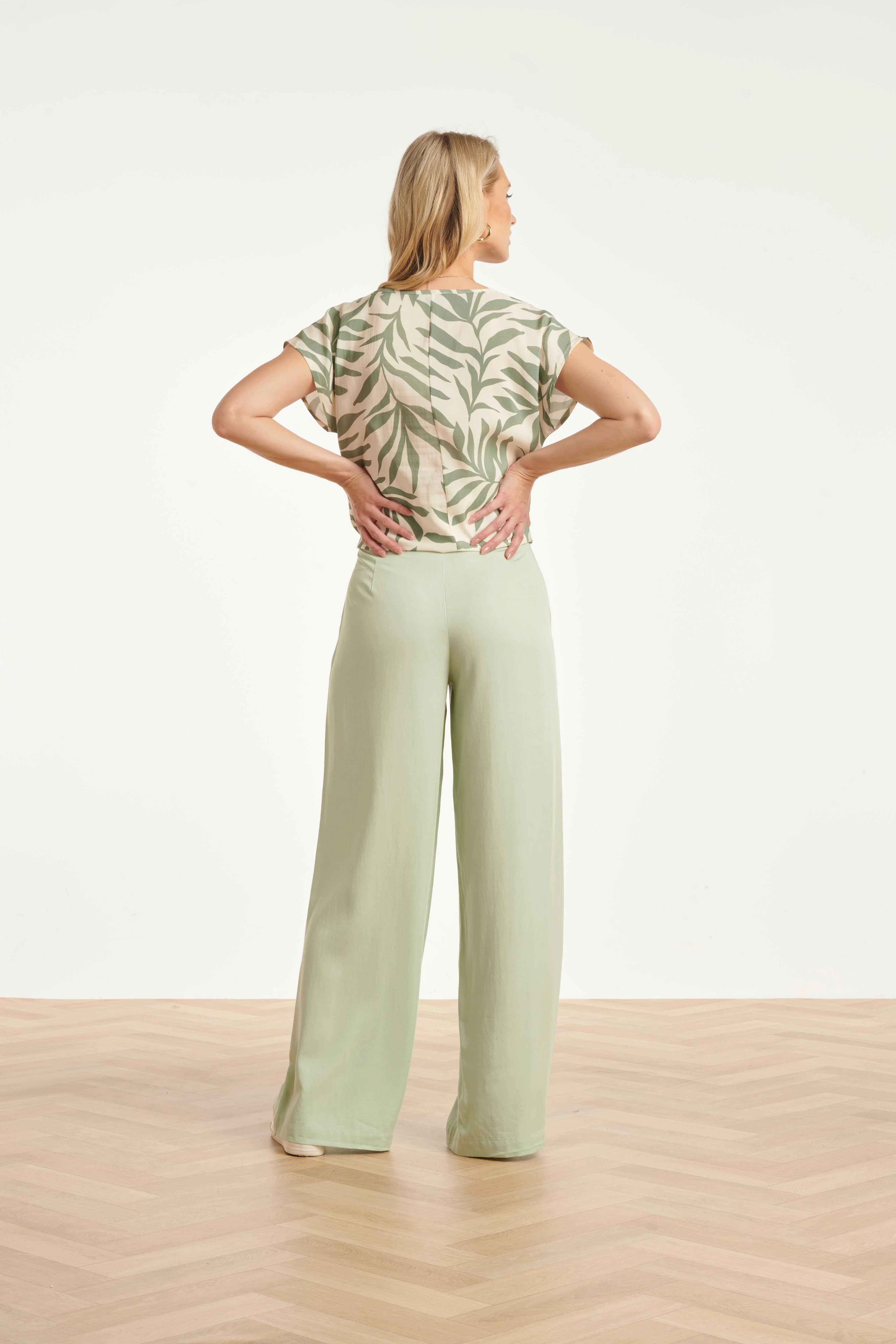 Top Met Groene Bladprint En V-Hals | Jade - Off White - Image 11