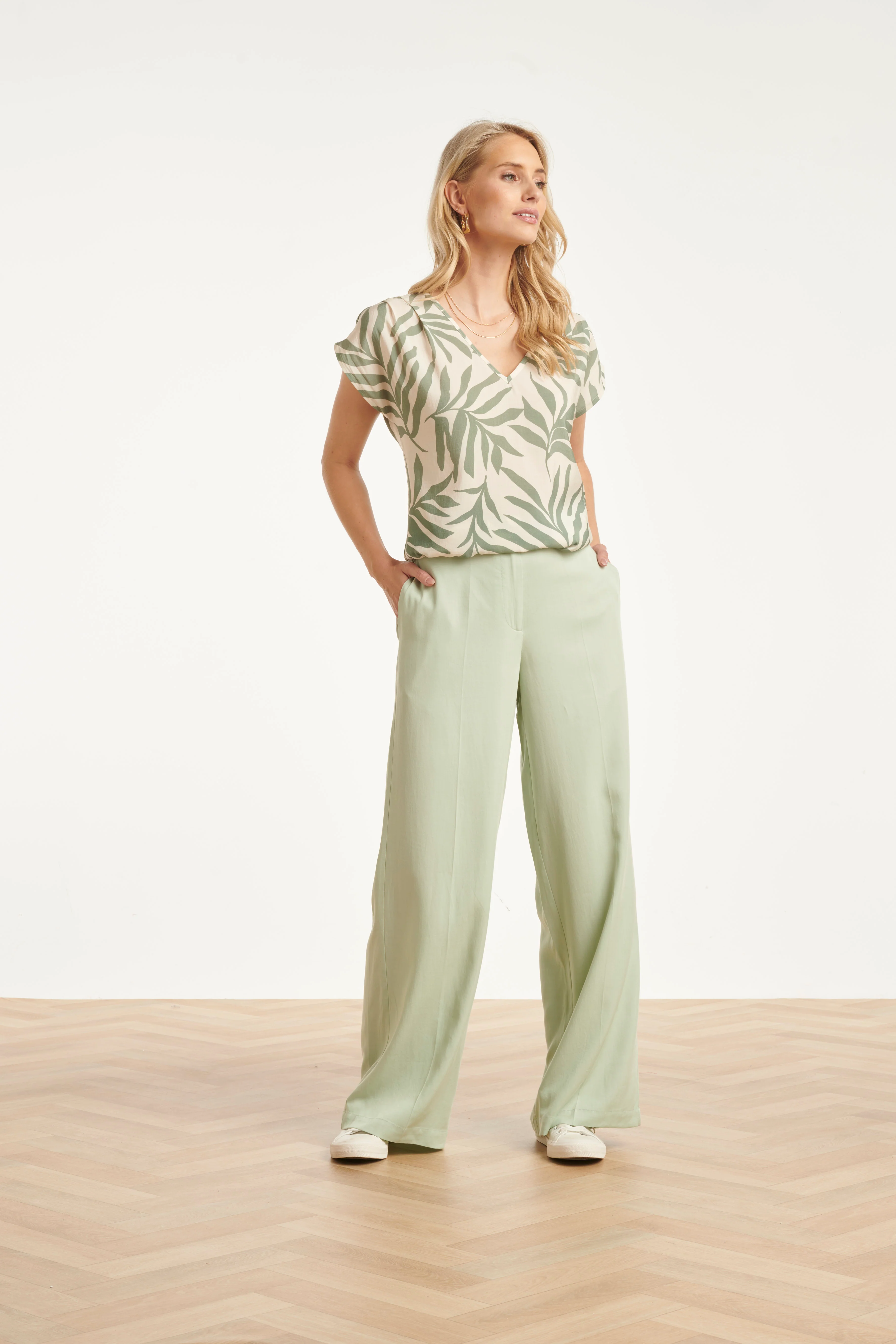 Top Met Groene Bladprint En V-Hals | Jade - Off White - Image 6