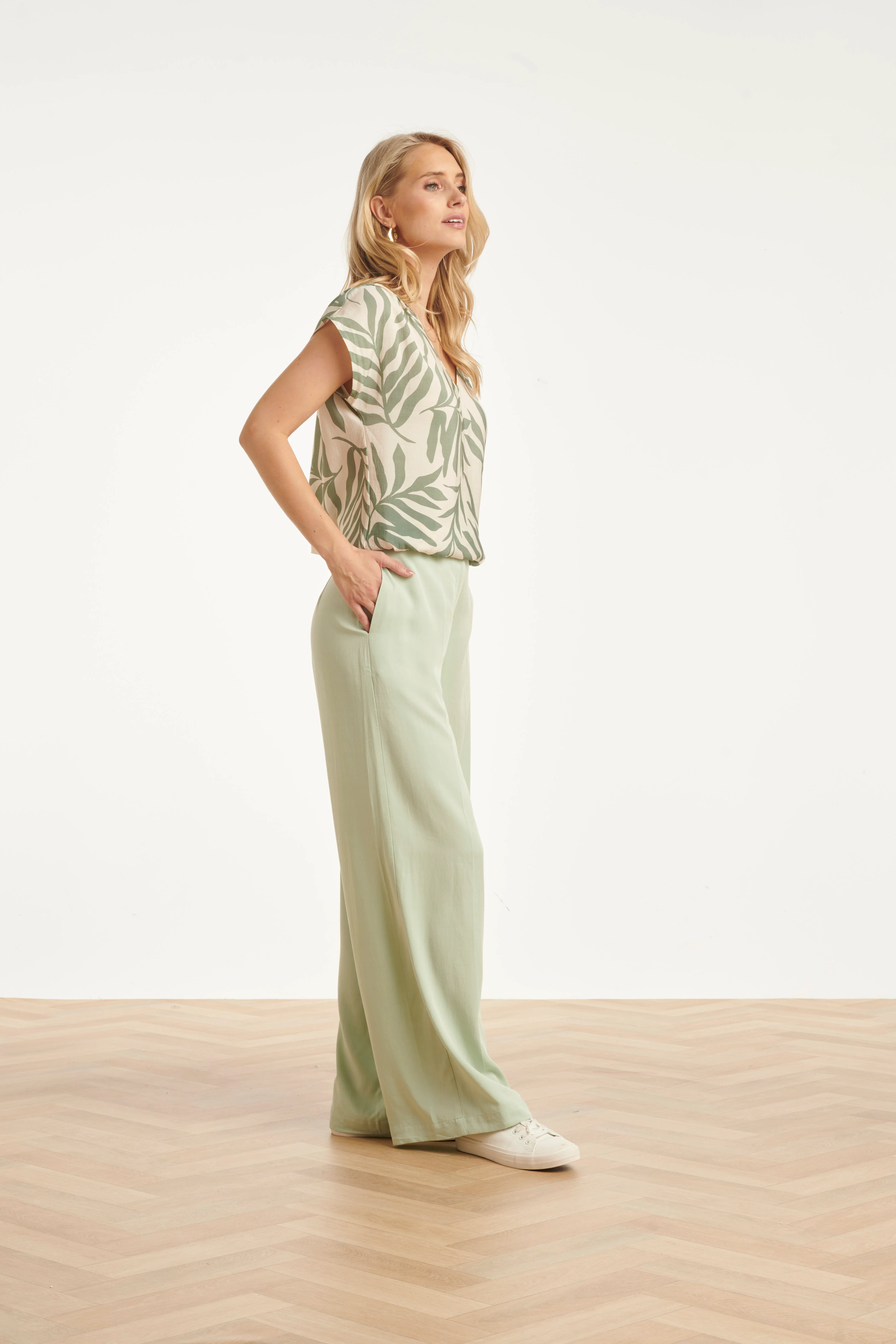 Top Met Groene Bladprint En V-Hals | Jade - Off White - Image 7
