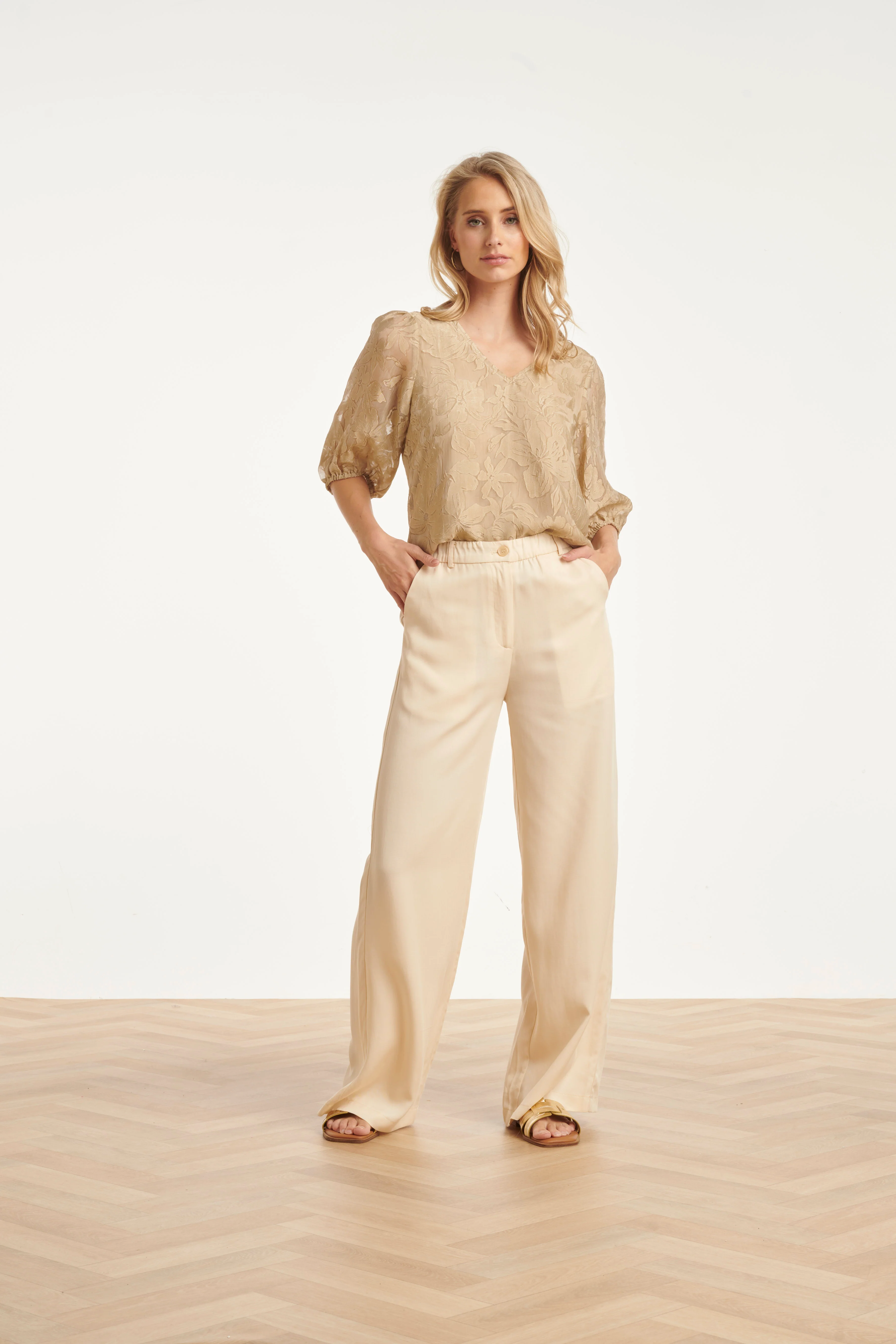 Top Met Jacquard Bloemenprint En V-Hals | Dark Sand