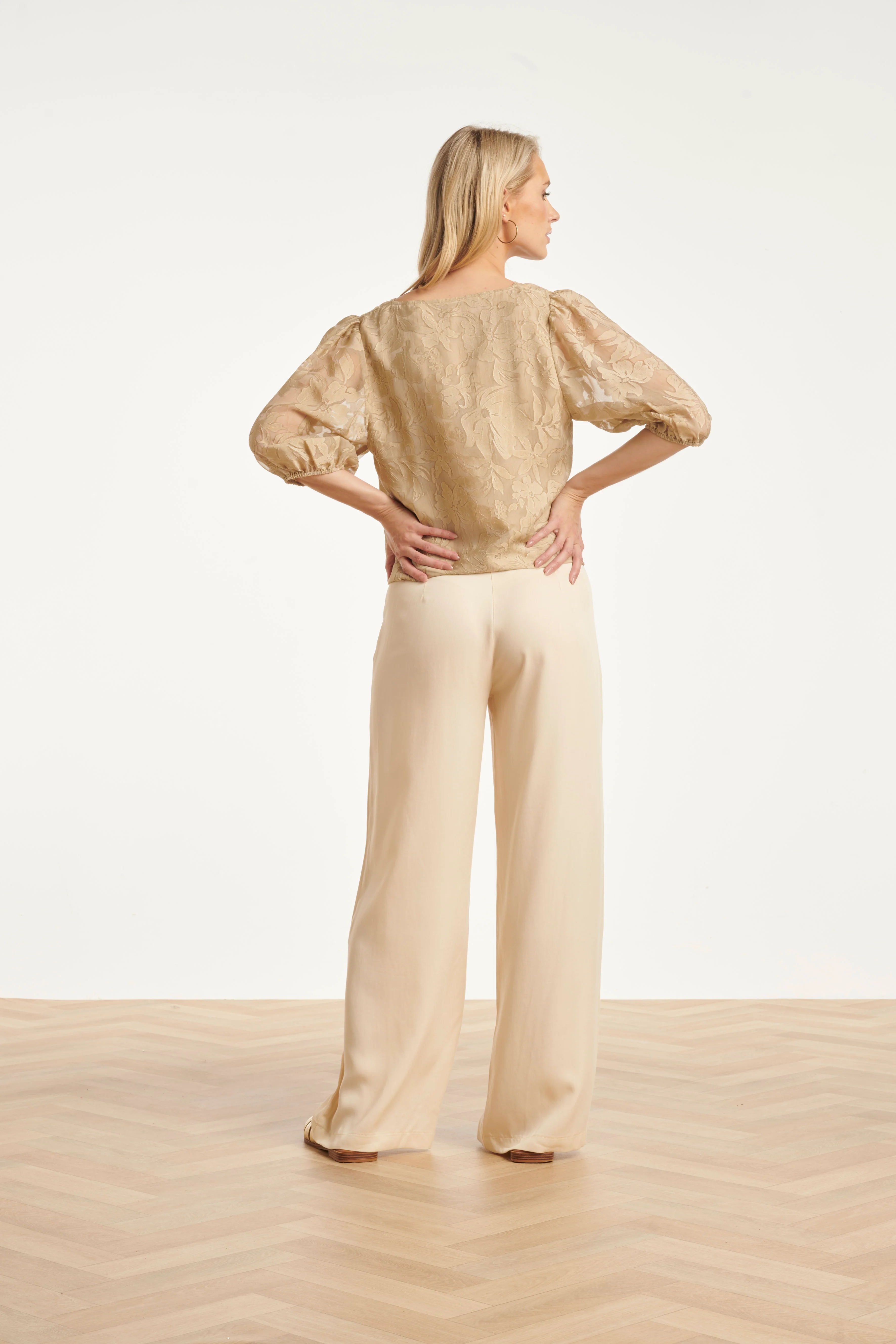 Top Met Jacquard Bloemenprint En V-Hals | Dark Sand - Image 11