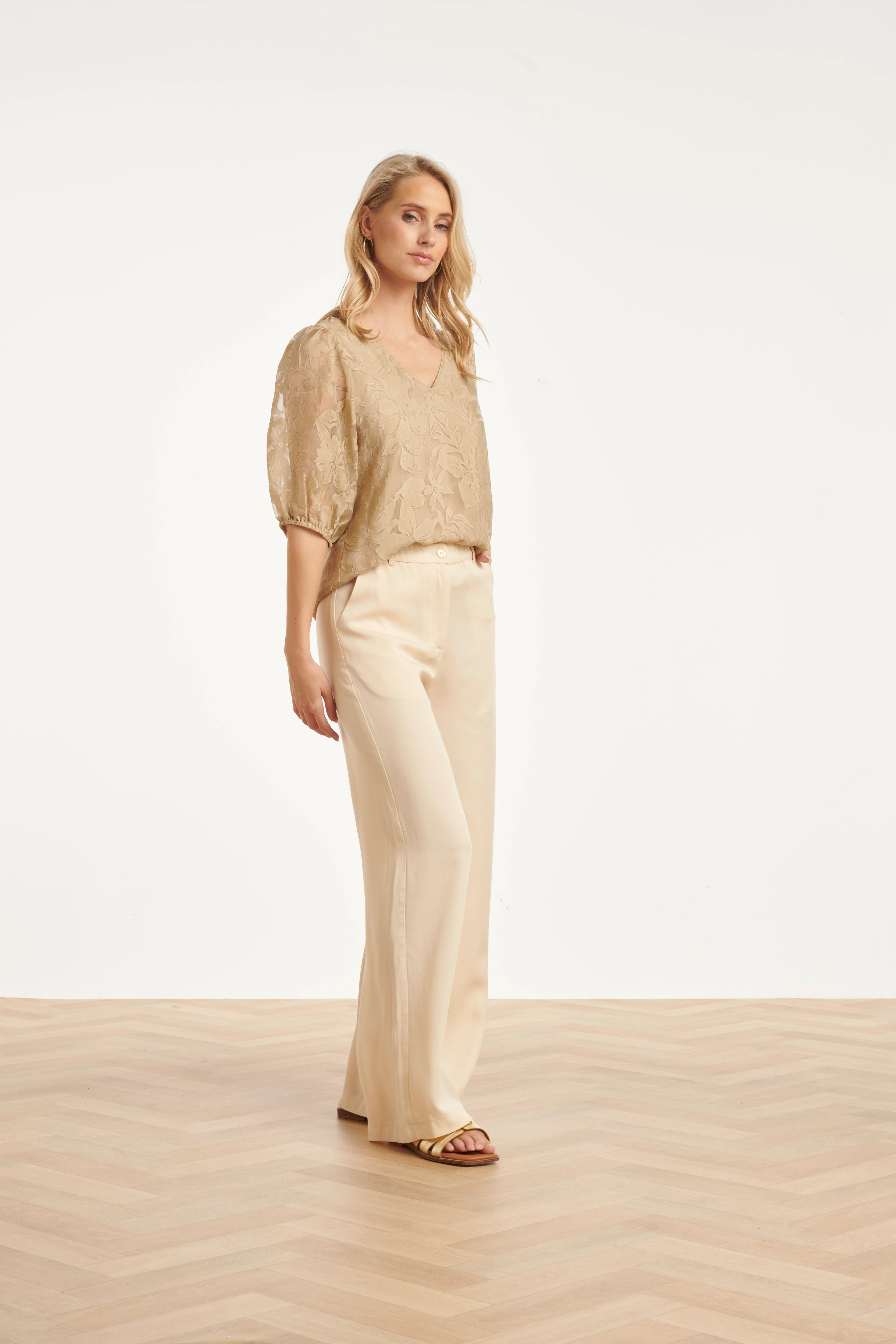 Top Met Jacquard Bloemenprint En V-Hals | Dark Sand - Image 7