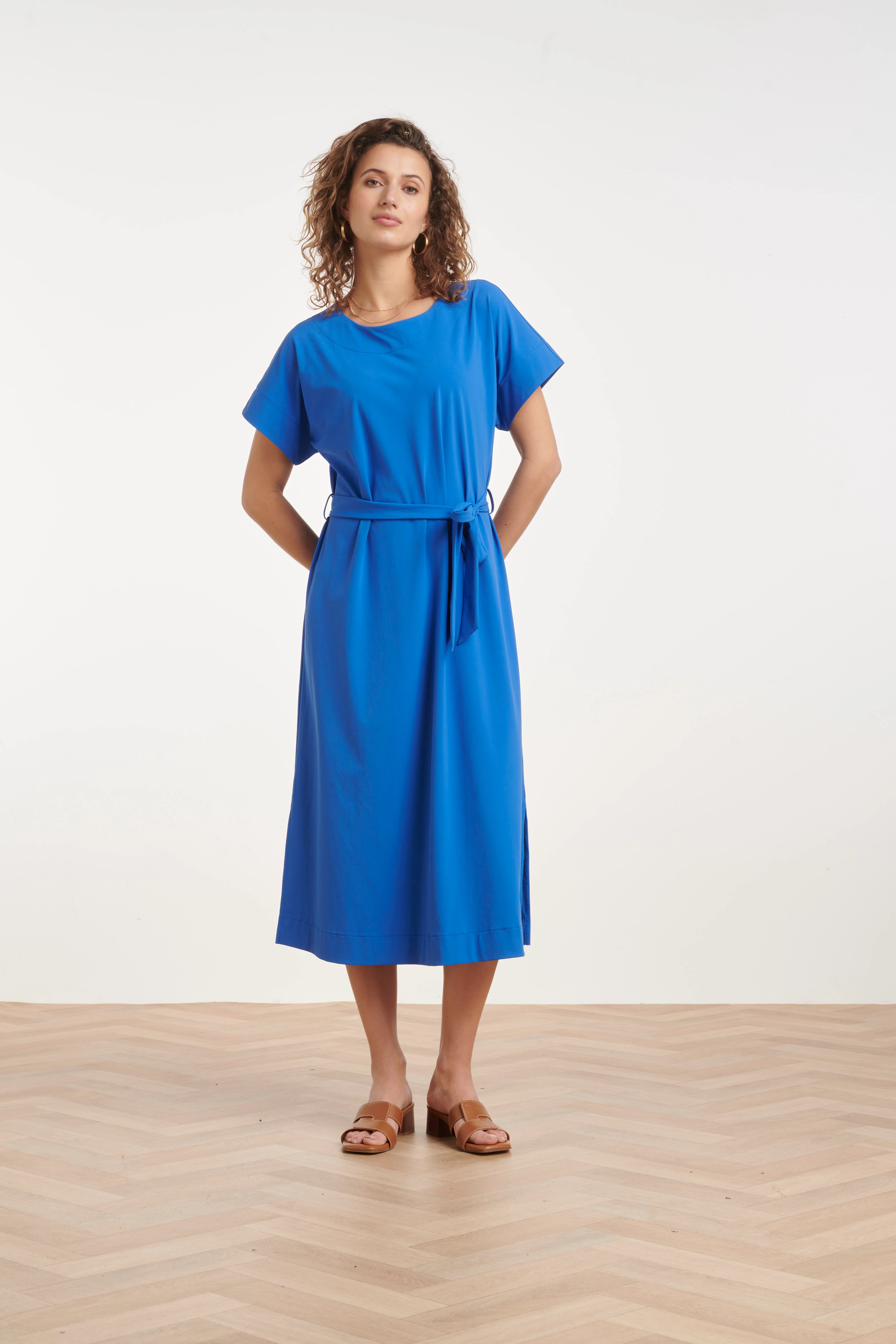 Travel Midi Jurk Met Ceintuur En Korte Mouwen | Cobalt