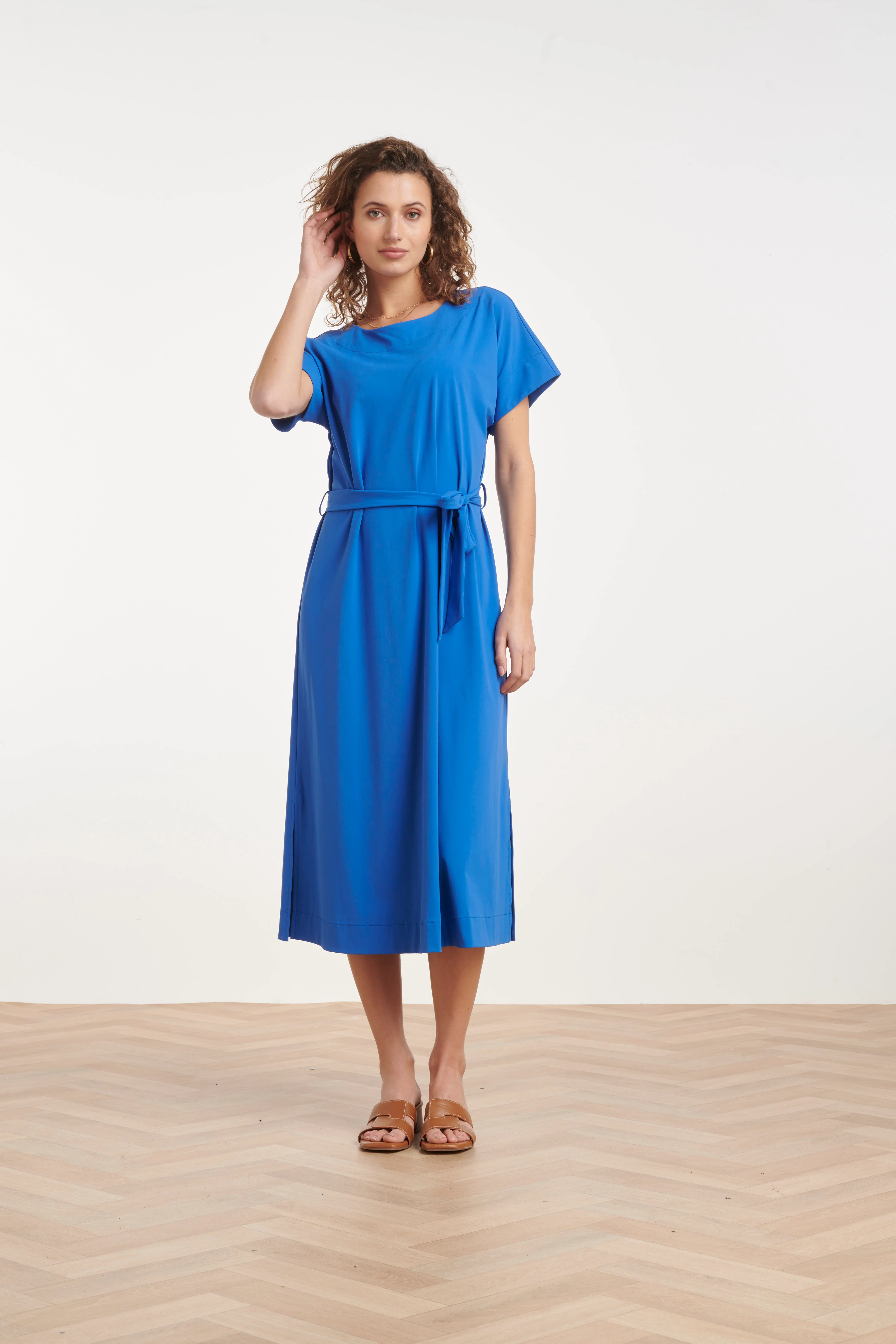 Travel Midi Jurk Met Ceintuur En Korte Mouwen | Cobalt - Image 4