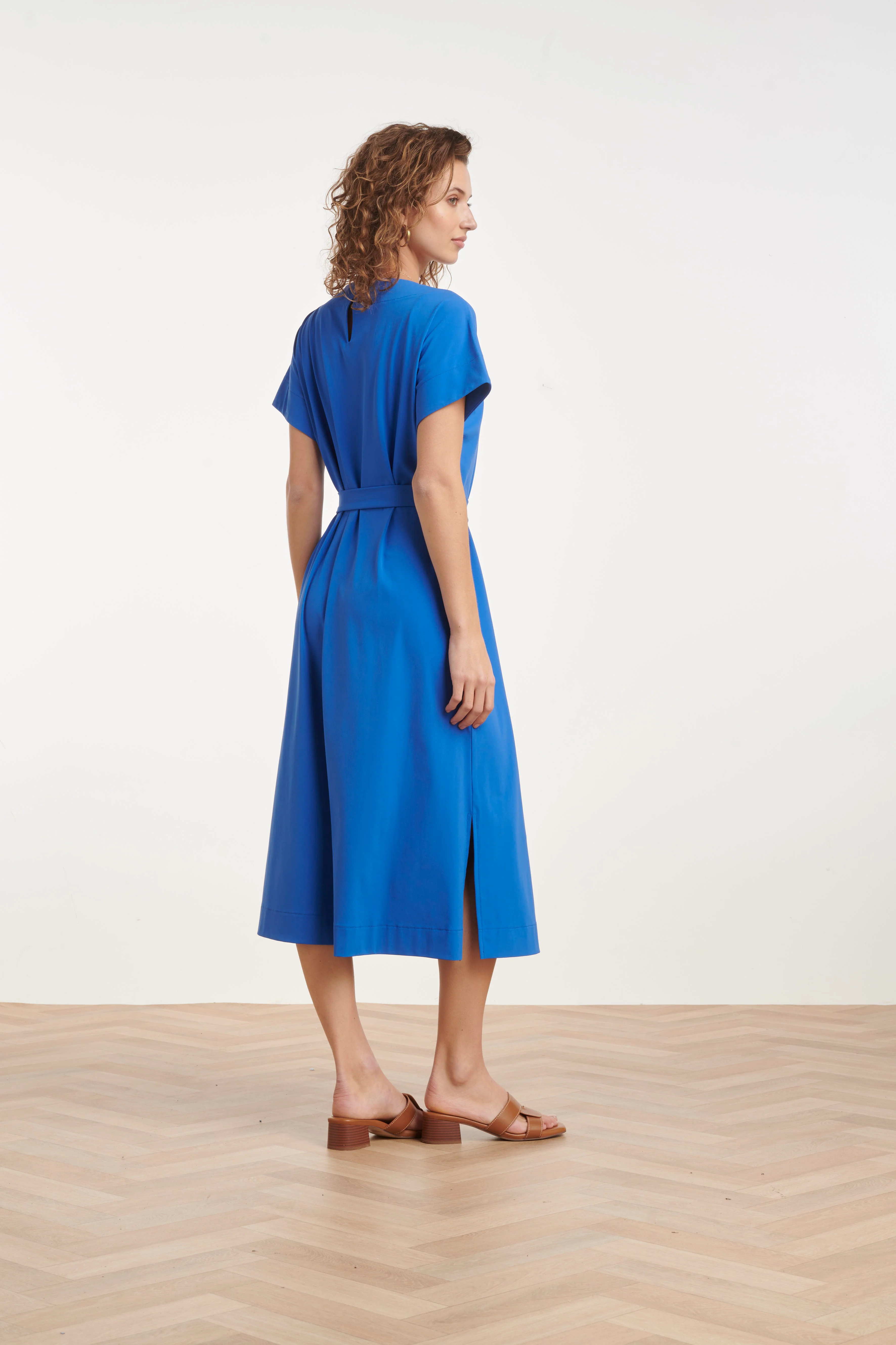 Travel Midi Jurk Met Ceintuur En Korte Mouwen | Cobalt - Image 6