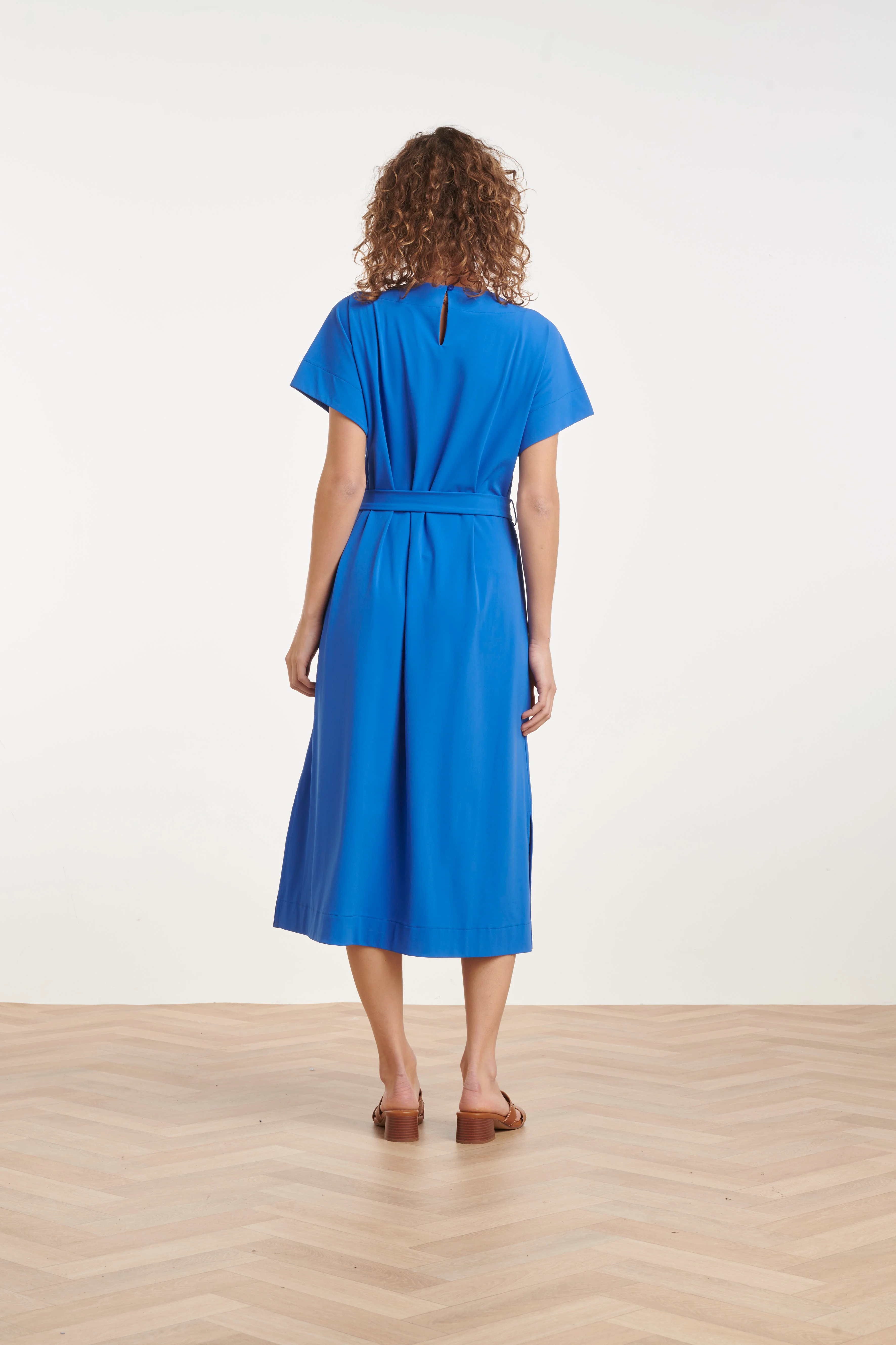 Travel Midi Jurk Met Ceintuur En Korte Mouwen | Cobalt - Image 7