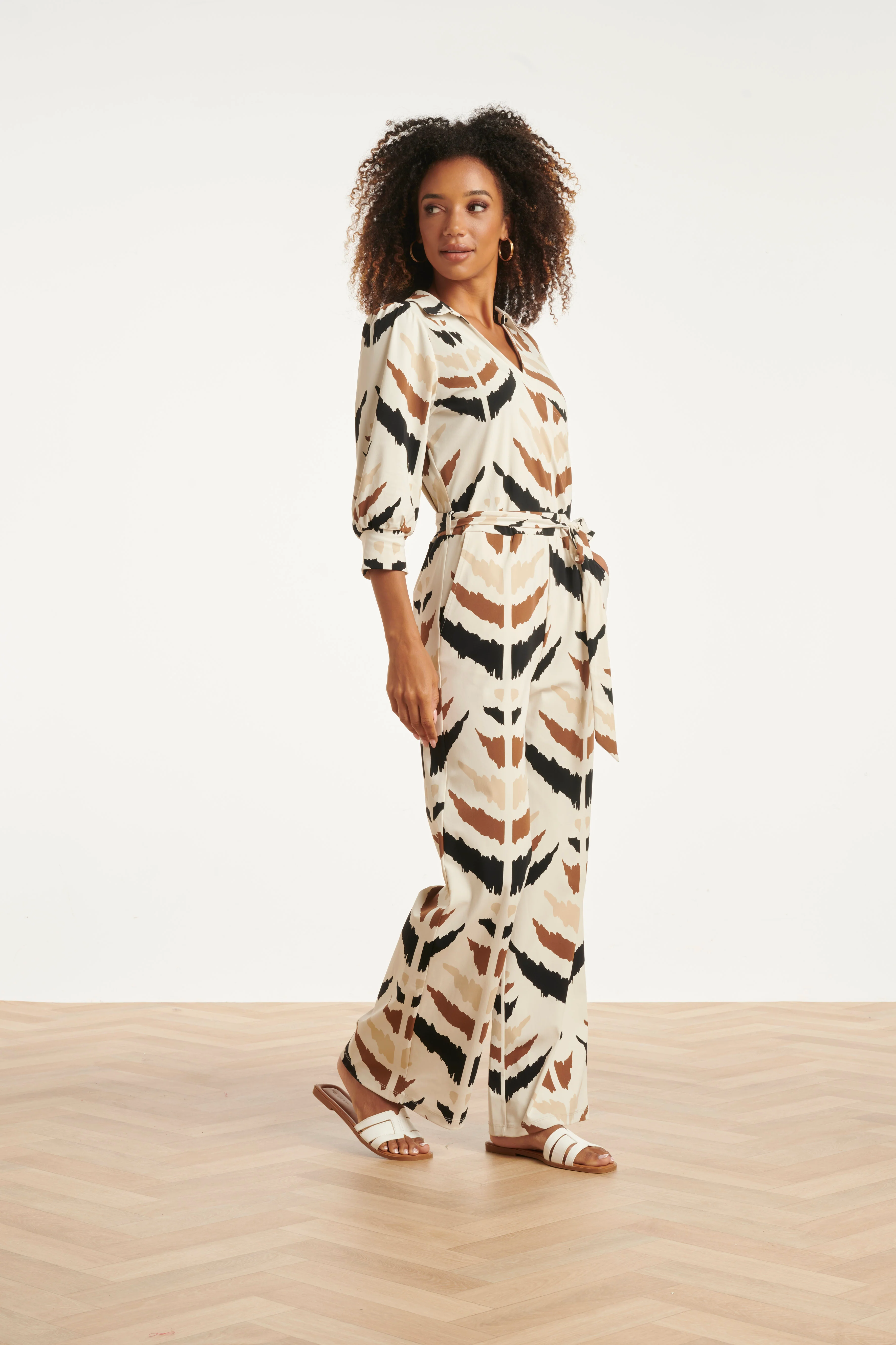 Travelstof Jumpsuit Met Grafische Aztec Print In Beige, Zwart & Bruin | Sand - Muticolour - Image 4
