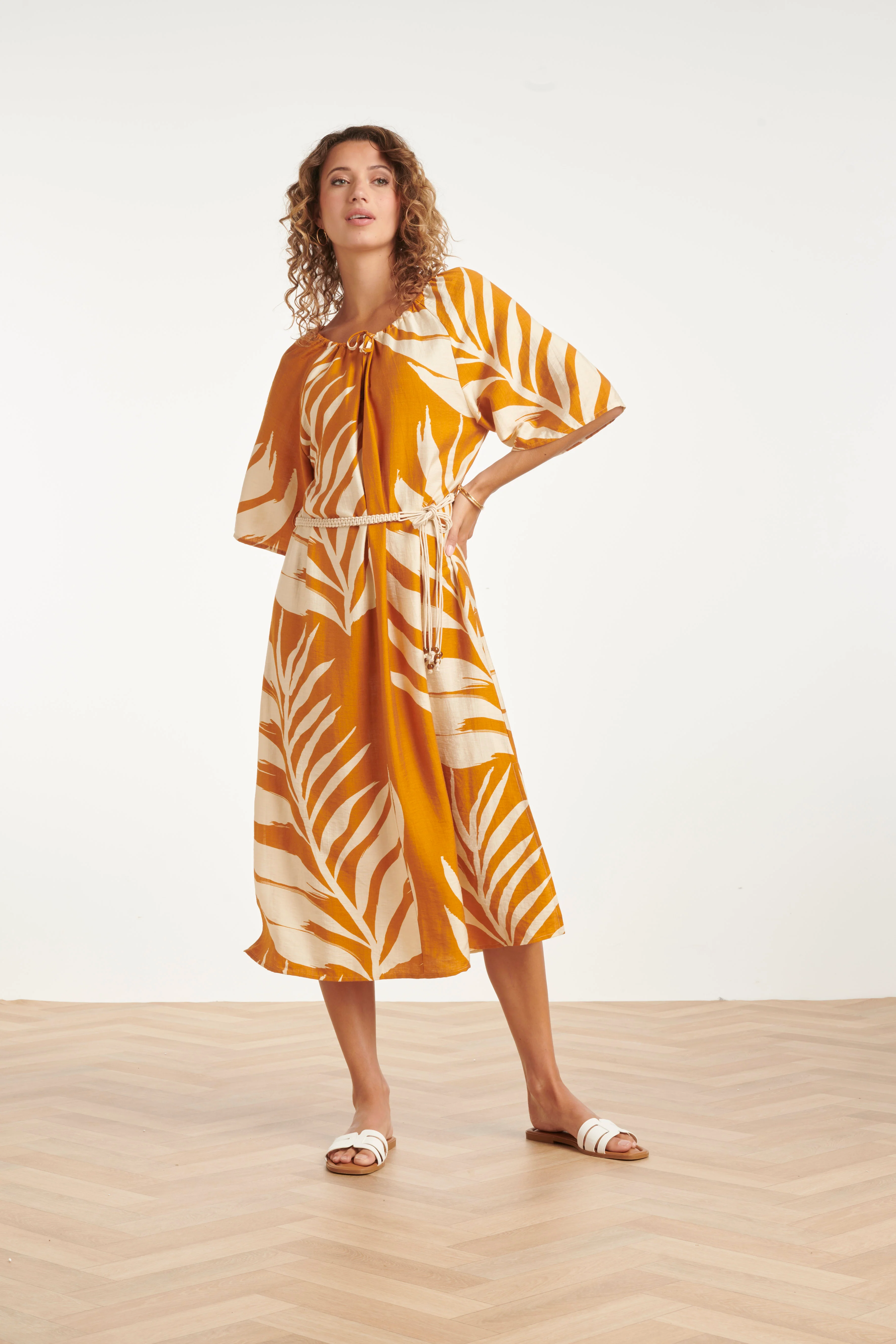 Tuniek Jurk Met Tropische Blad Print In
Oker Geel | Mustard - Off White