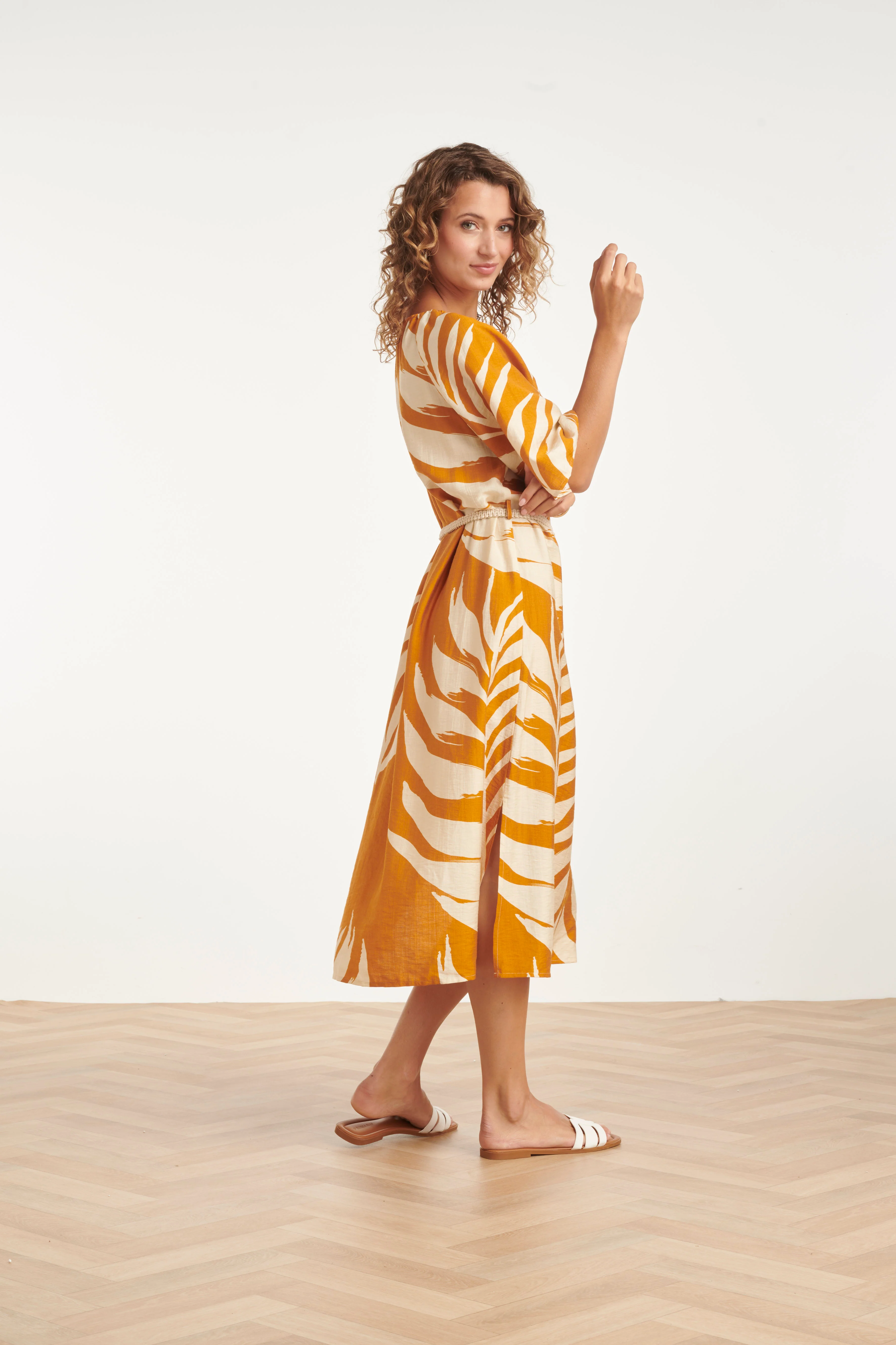 Tuniek Jurk Met Tropische Blad Print In
Oker Geel | Mustard - Off White - Image 5