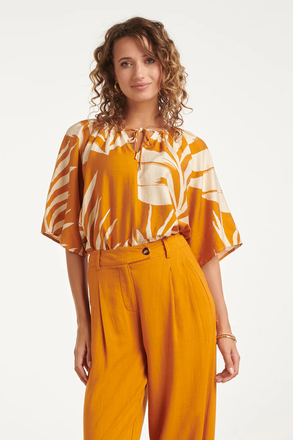 Tuniek Top Met Blad Print En Strikdetail In Oker Geel | Mustard - Off White