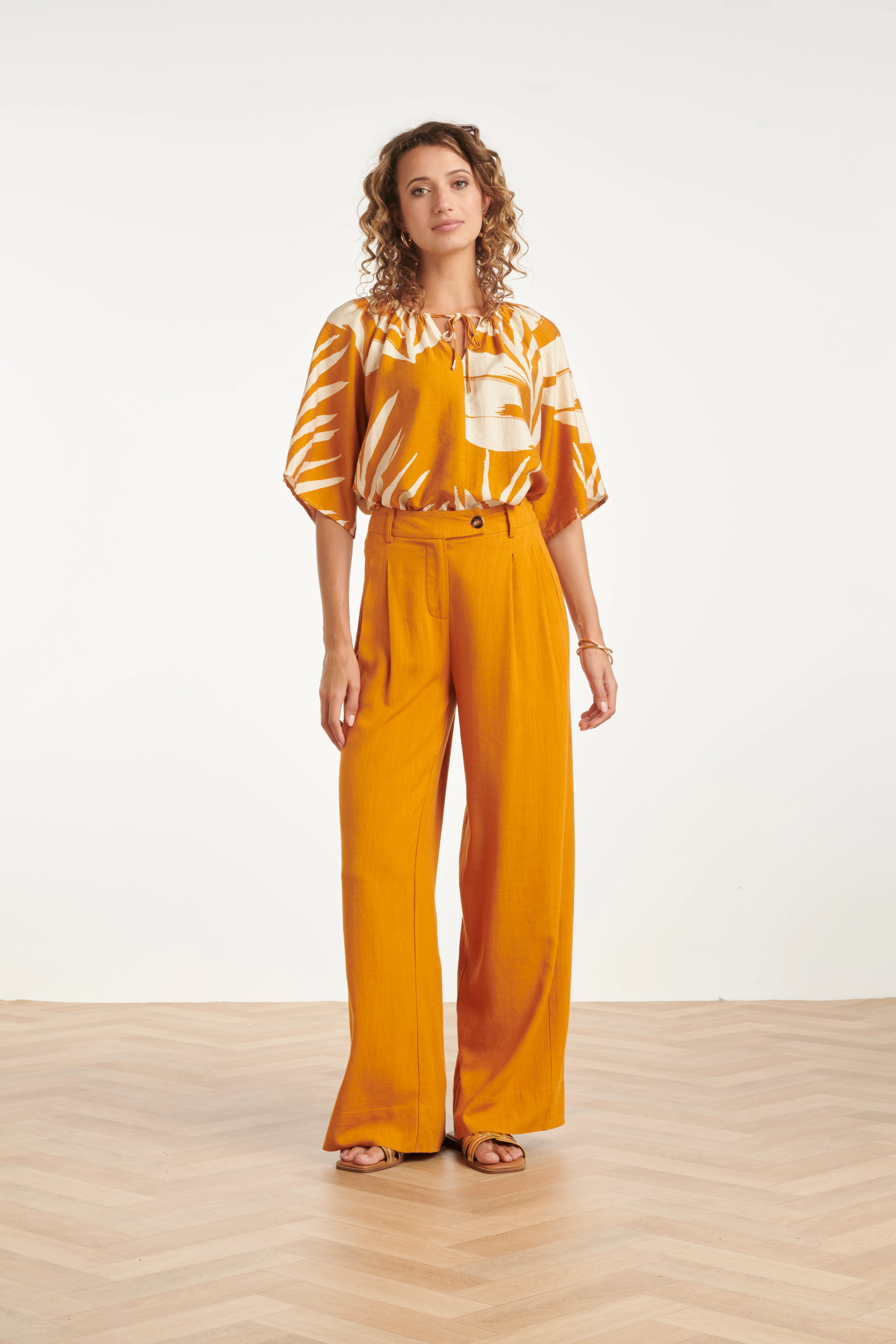 Tuniek Top Met Blad Print En Strikdetail In Oker Geel | Mustard - Off White - Image 3
