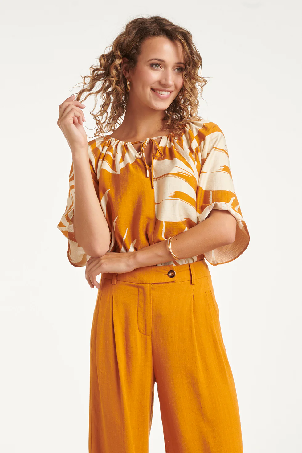 Tuniek Top Met Blad Print En Strikdetail In Oker Geel | Mustard - Off White - Image 4