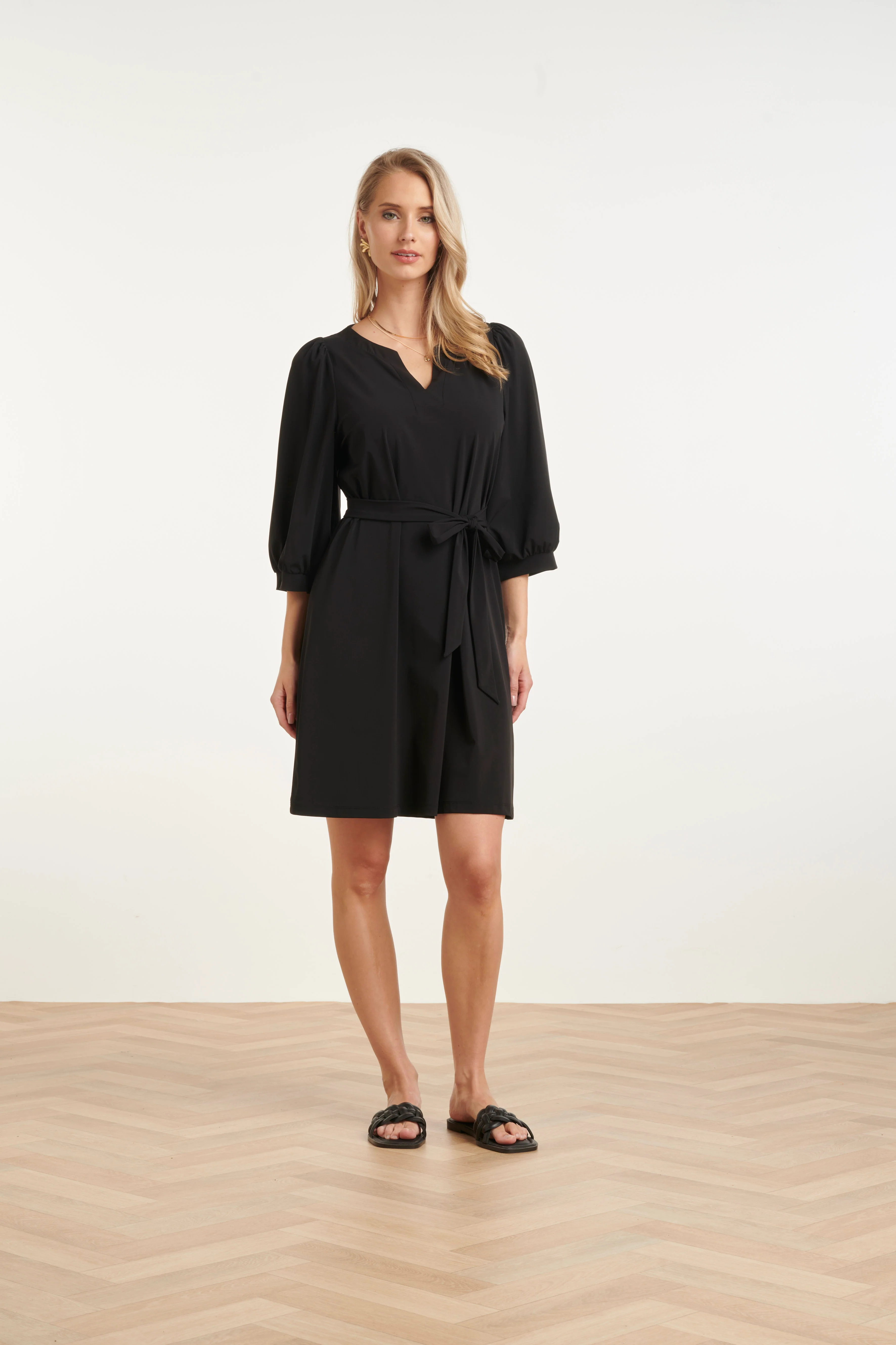 V-Hals Jurk Met Print In Travel Kwaliteit | Black - Image 3