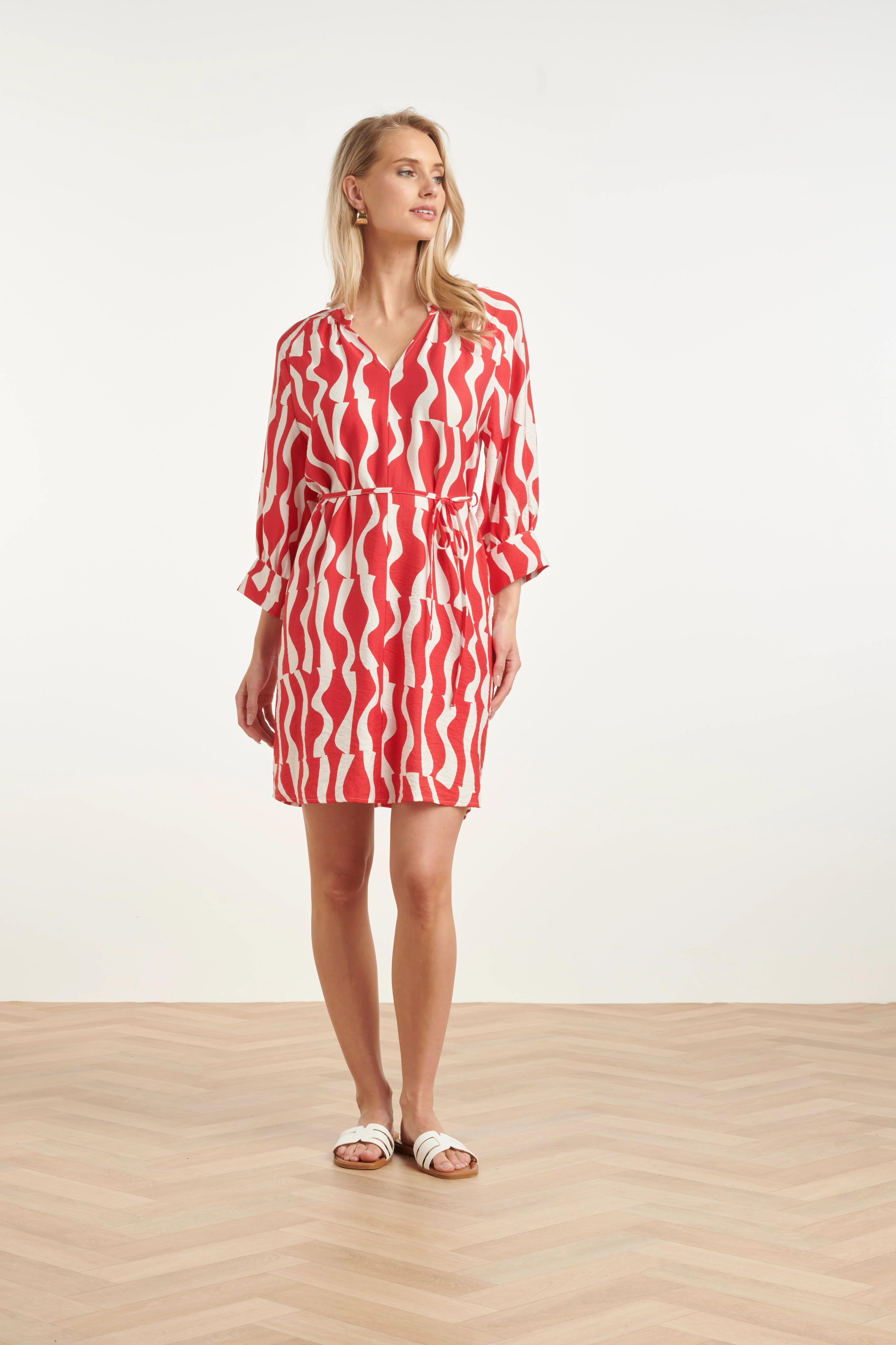 V Hals Jurk Met Rode Golvende Print En Ceintuur | Red - White - Image 3