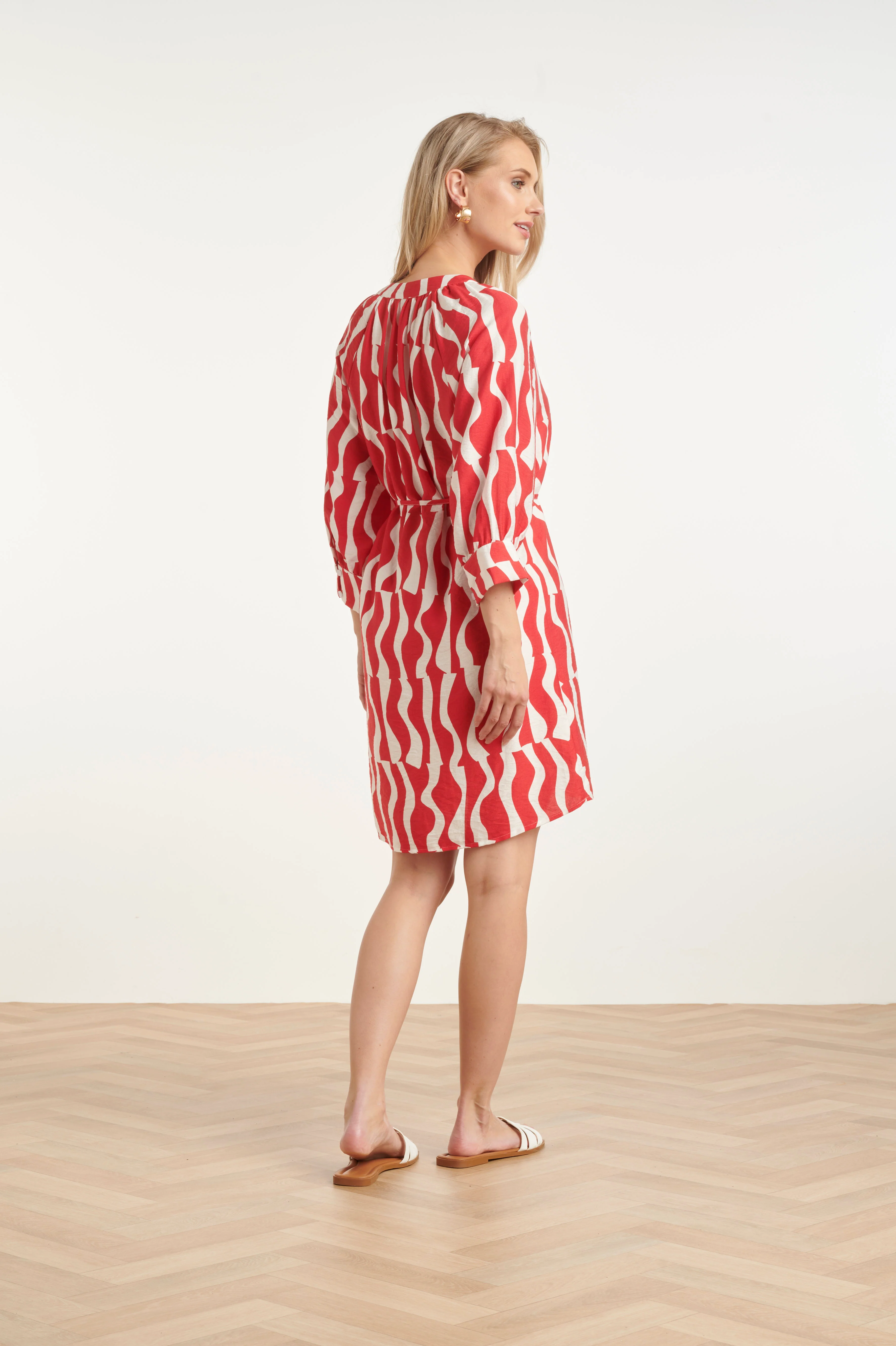 V Hals Jurk Met Rode Golvende Print En Ceintuur | Red - White - Image 5
