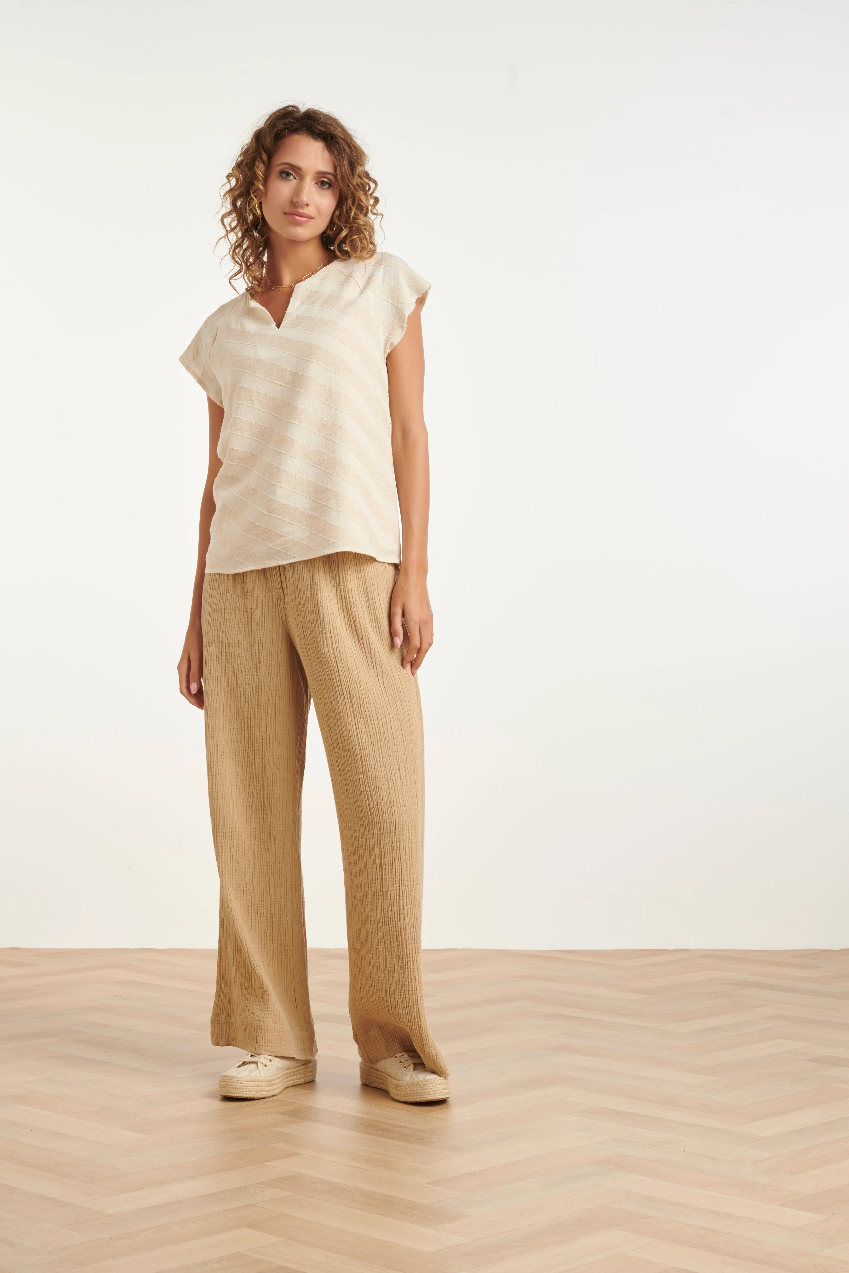 V-Hals Top Met Diagonale Print | Sand - Dark Sand - Image 3