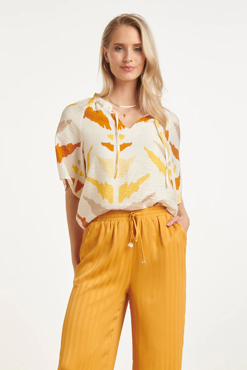 V Hals Top Met Oranje Aztec Print | White - Yellow