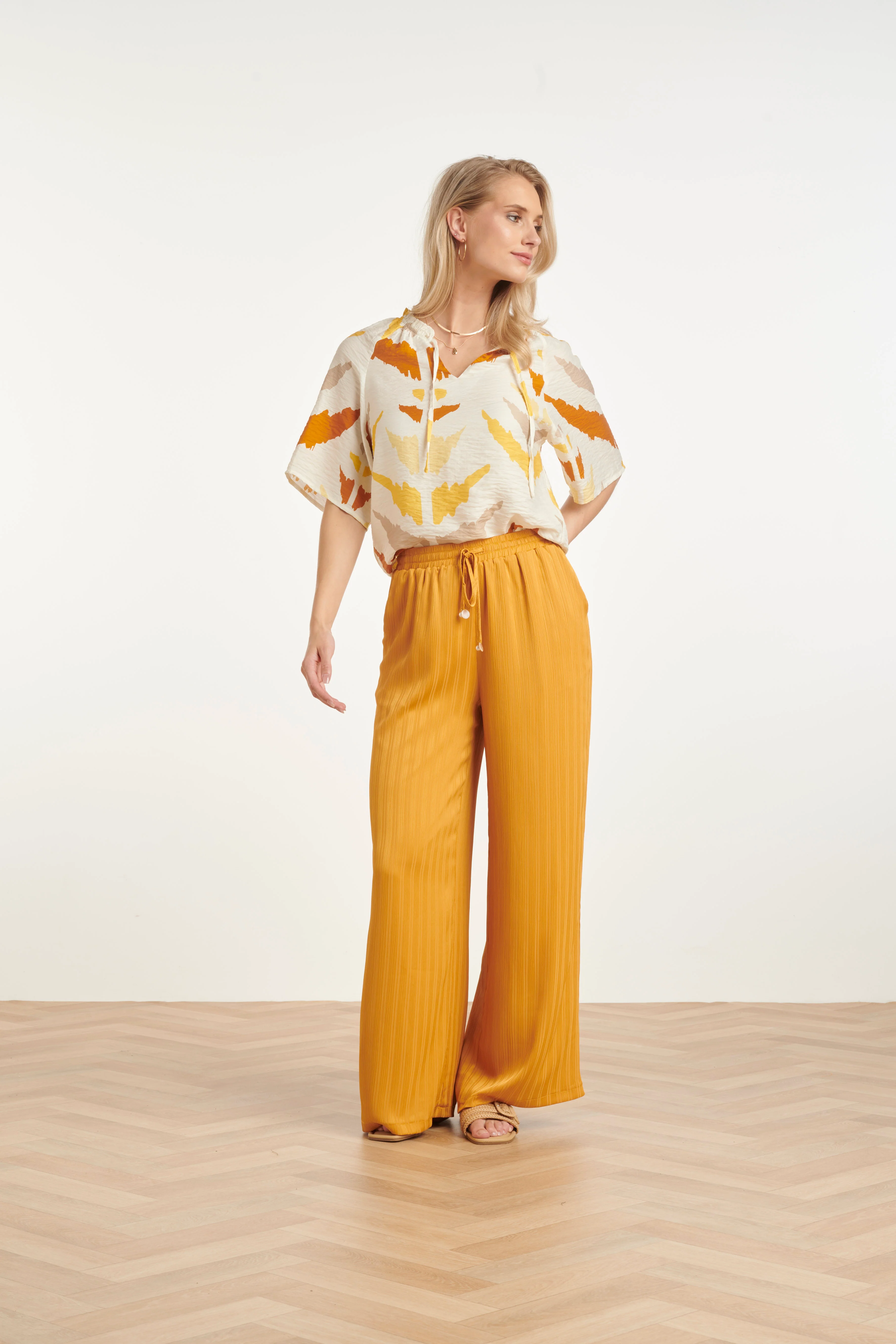 V Hals Top Met Oranje Aztec Print | White - Yellow - Image 3