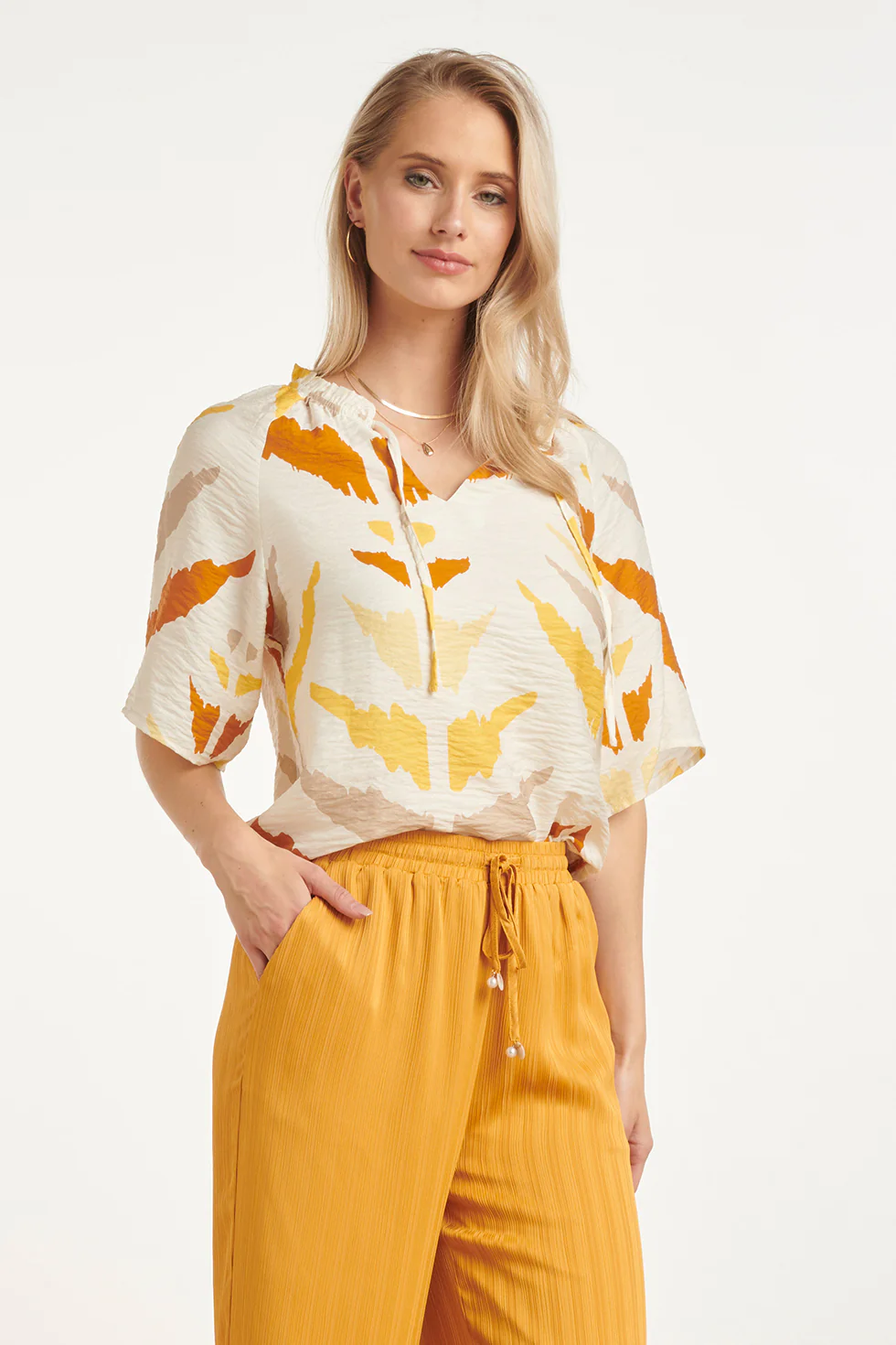 V Hals Top Met Oranje Aztec Print | White - Yellow - Image 4