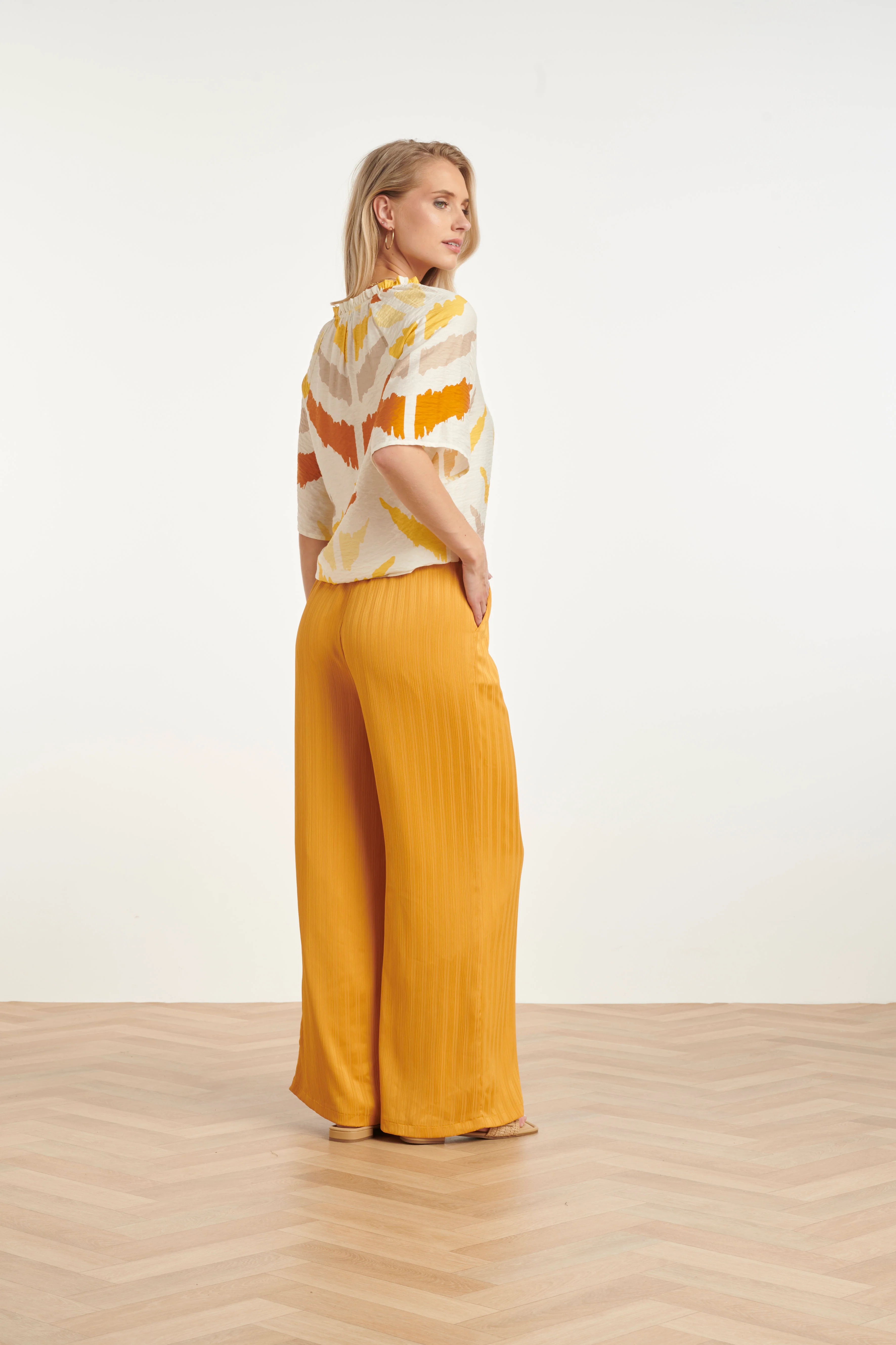V Hals Top Met Oranje Aztec Print | White - Yellow - Image 5