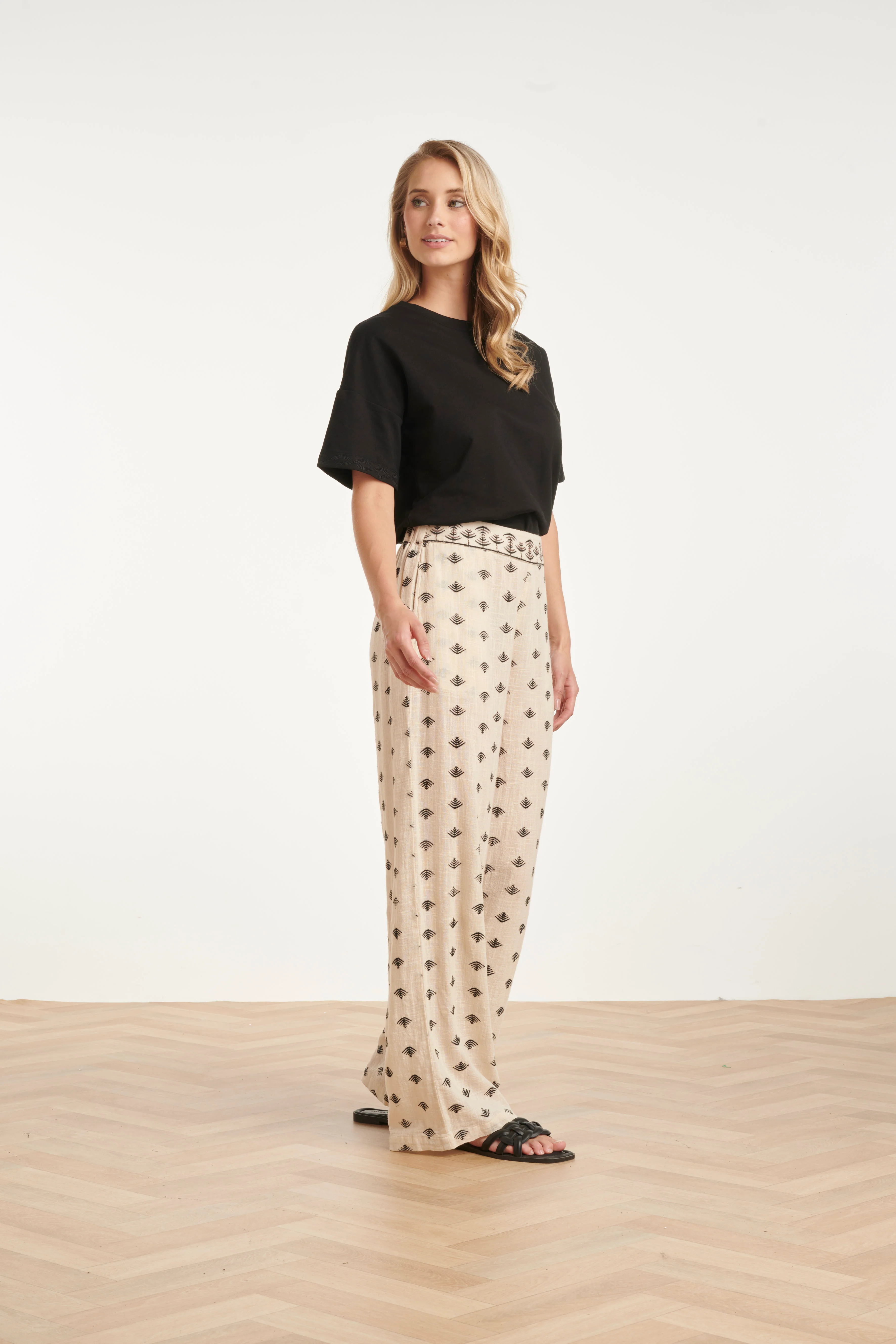 Wide Leg Broek Met Aztec Print In Crème En Zwart | Off White - Black - Image 6