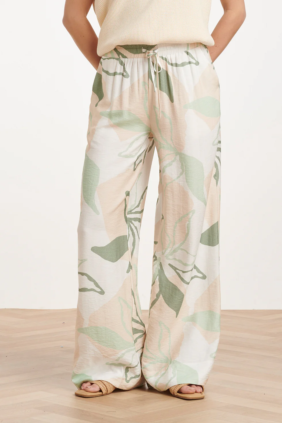 Wide Leg Broek Met Groene En Beige Bladprint | Soft Green - Muticolour - Image 4