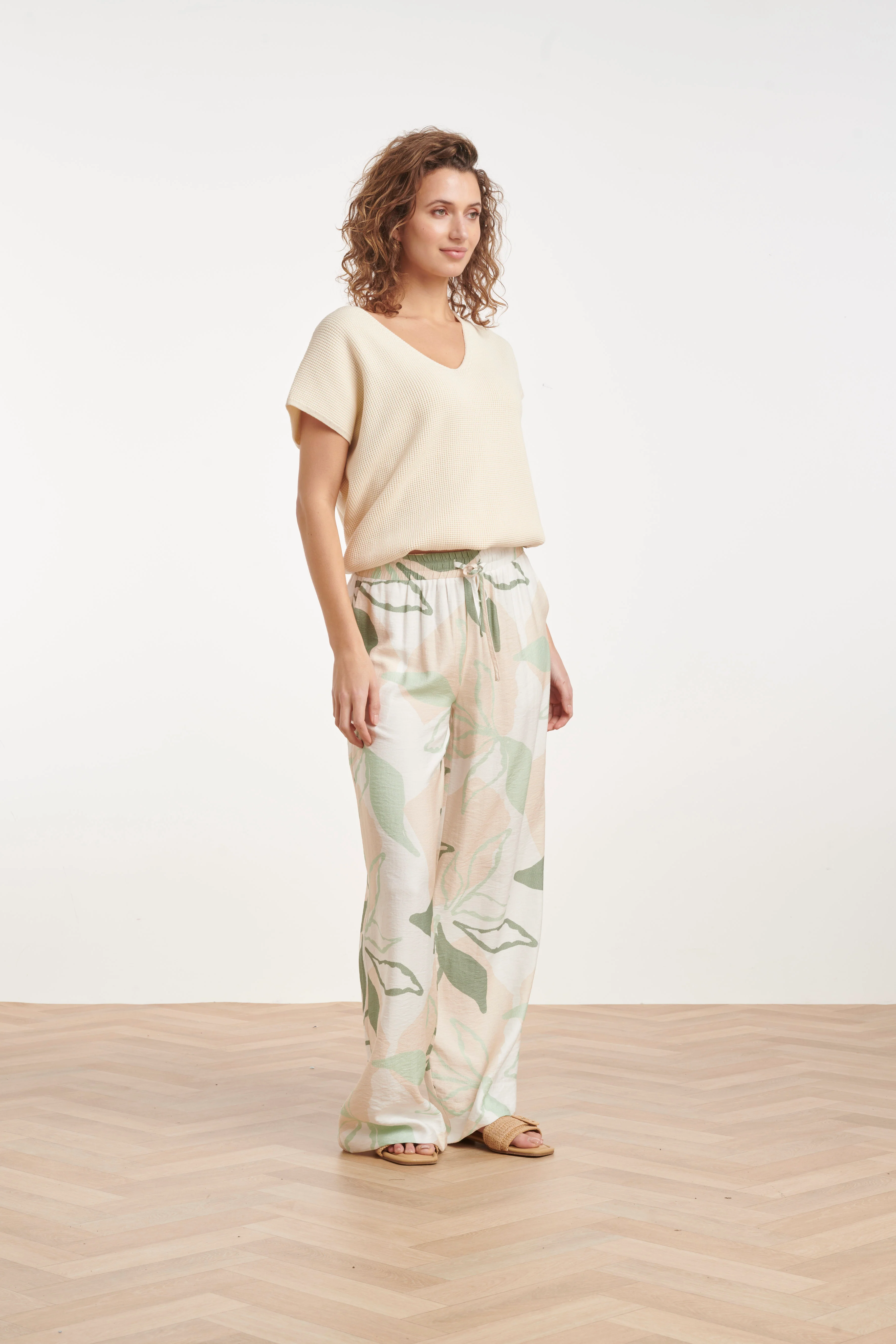 Wide Leg Broek Met Groene En Beige Bladprint | Soft Green - Muticolour - Image 5