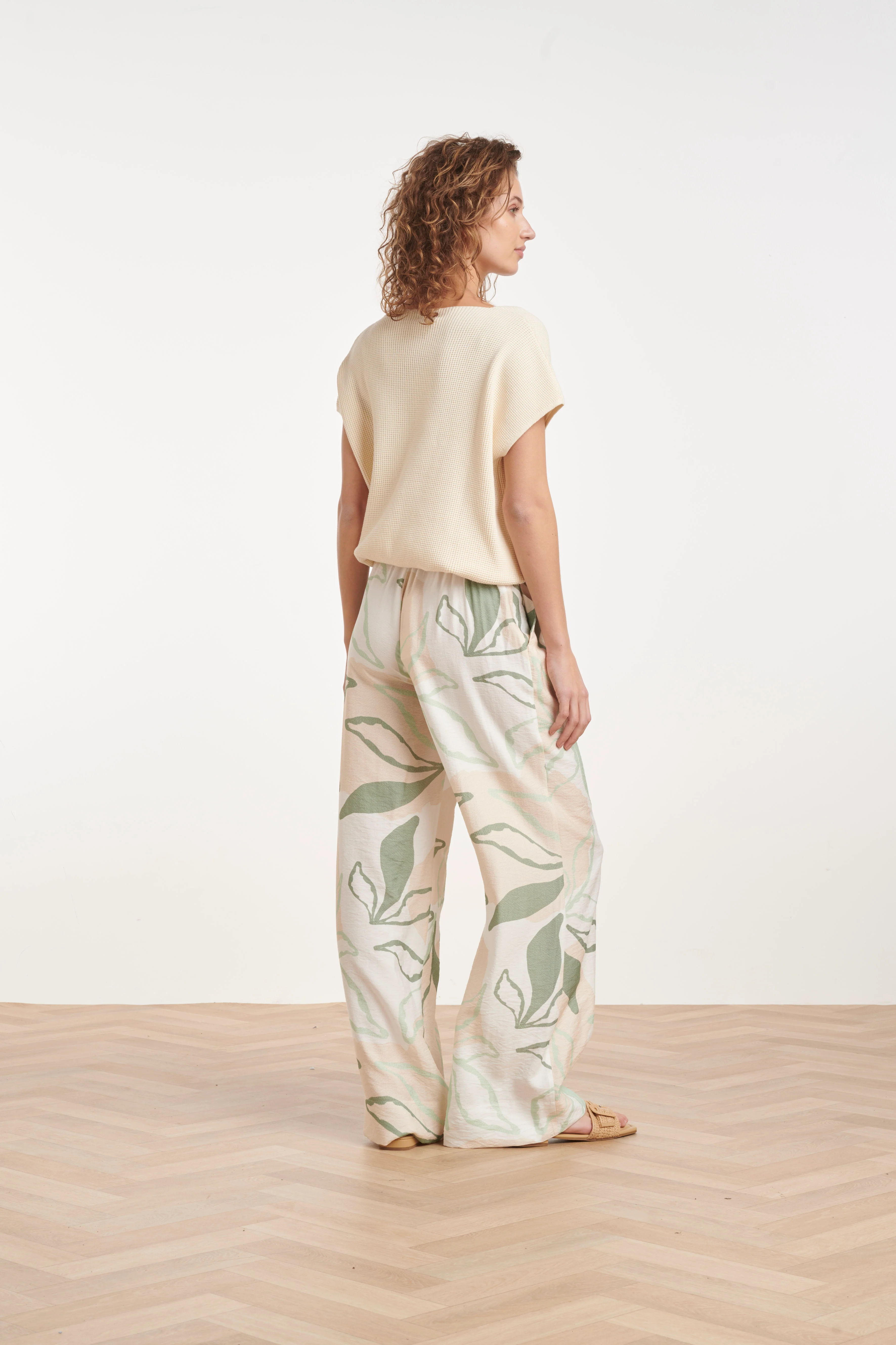Wide Leg Broek Met Groene En Beige Bladprint | Soft Green - Muticolour - Image 6