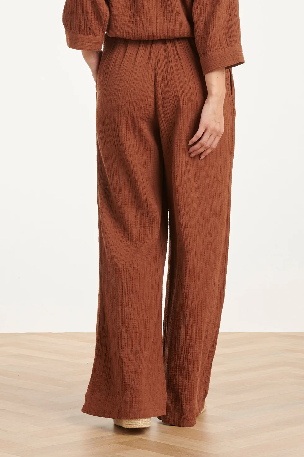 Wide Leg Mousseline Broek Met Strikkoord | Brown - Image 12