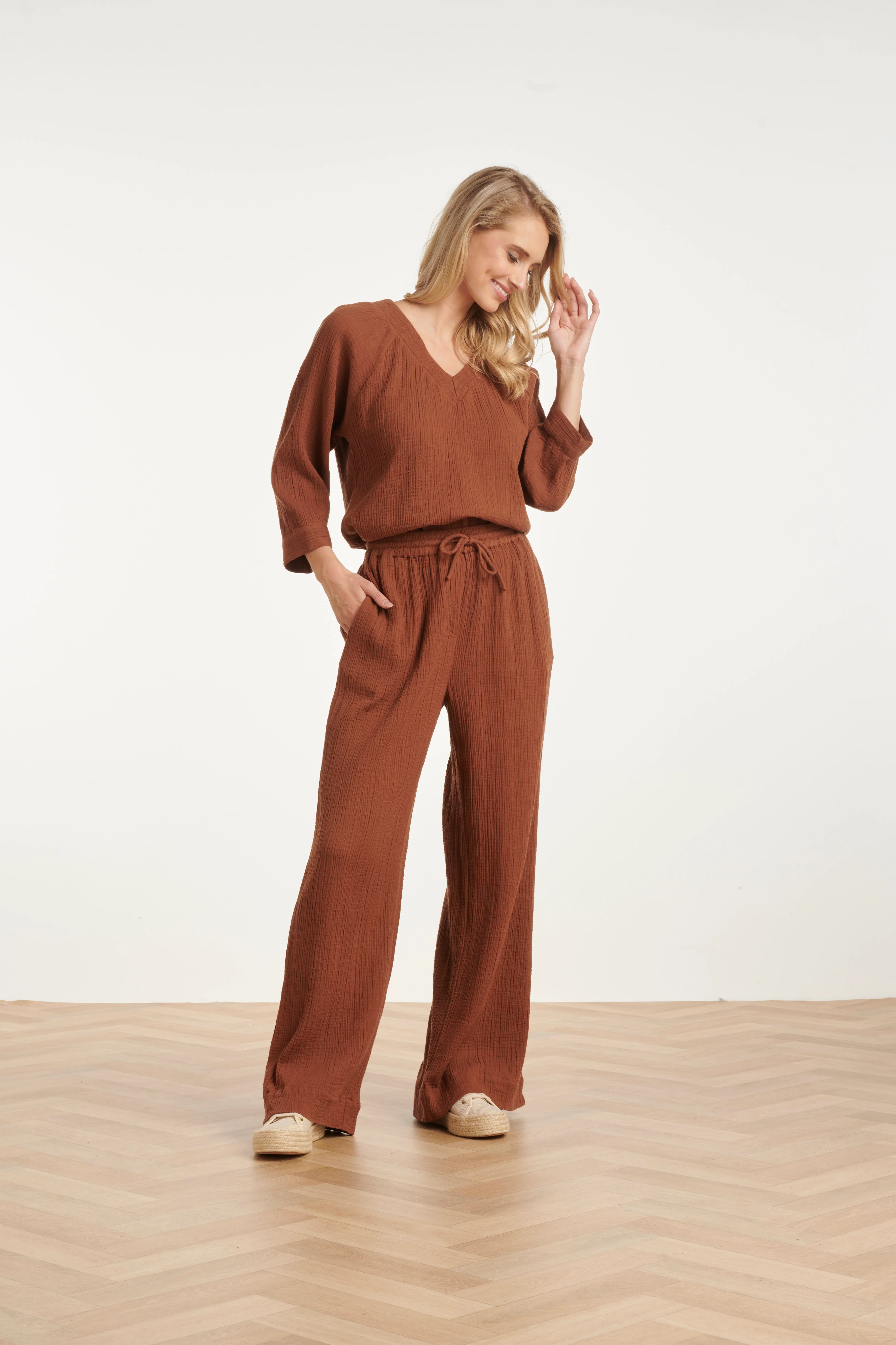 Wide Leg Mousseline Broek Met Strikkoord | Brown - Image 3