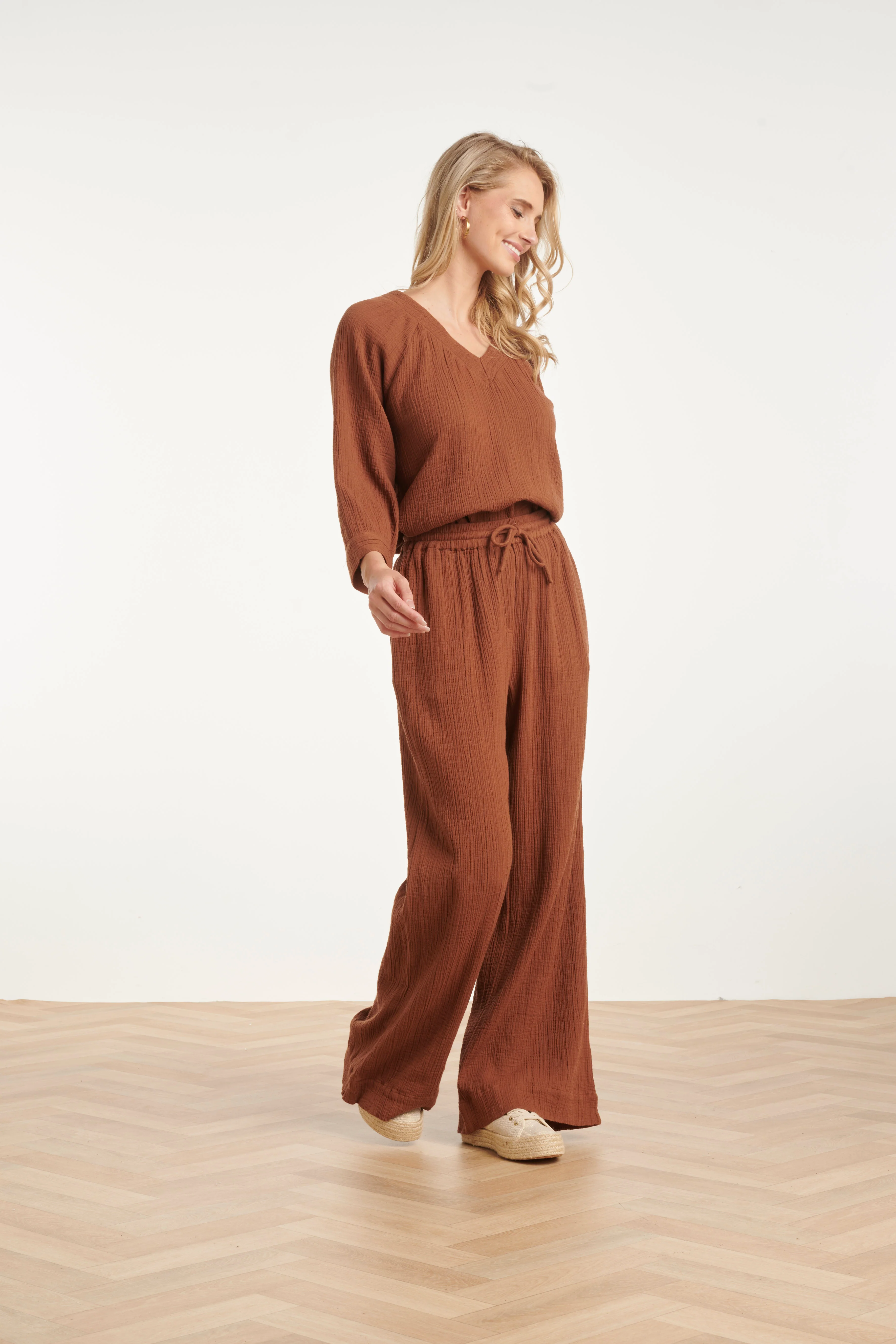 Wide Leg Mousseline Broek Met Strikkoord | Brown - Image 5