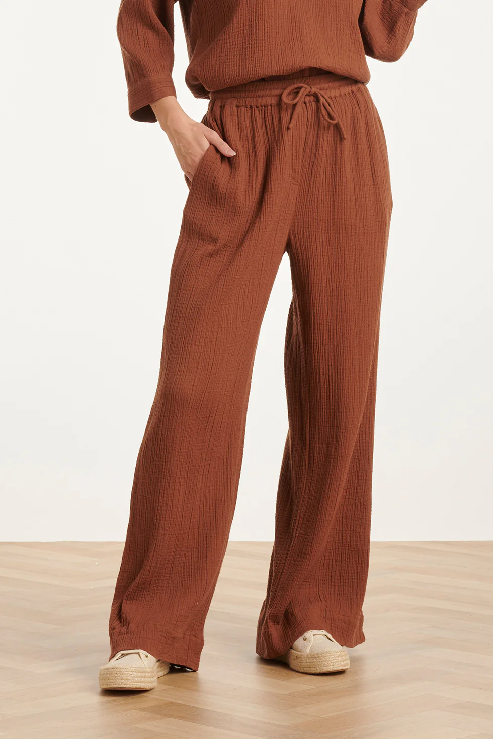 Wide Leg Mousseline Broek Met Strikkoord | Brown - Image 6