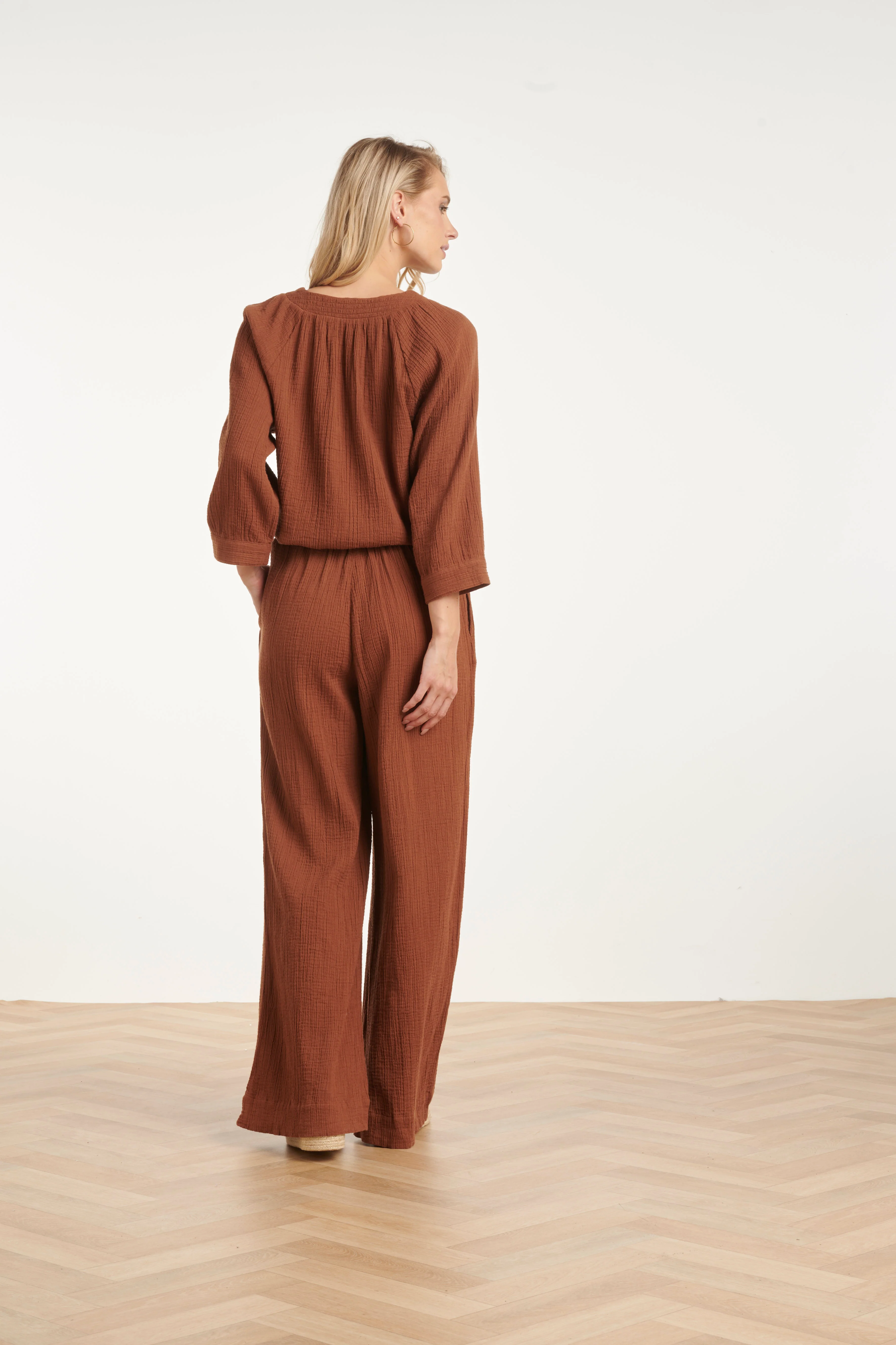 Wide Leg Mousseline Broek Met Strikkoord | Brown - Image 9