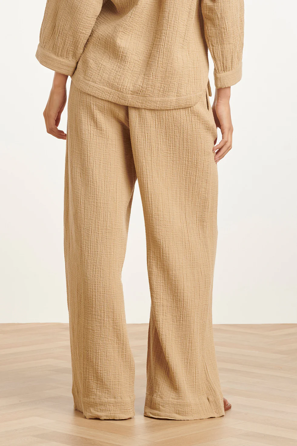 Wide Leg Mousseline Broek Met Strikkoord | Dark Sand - Image 12