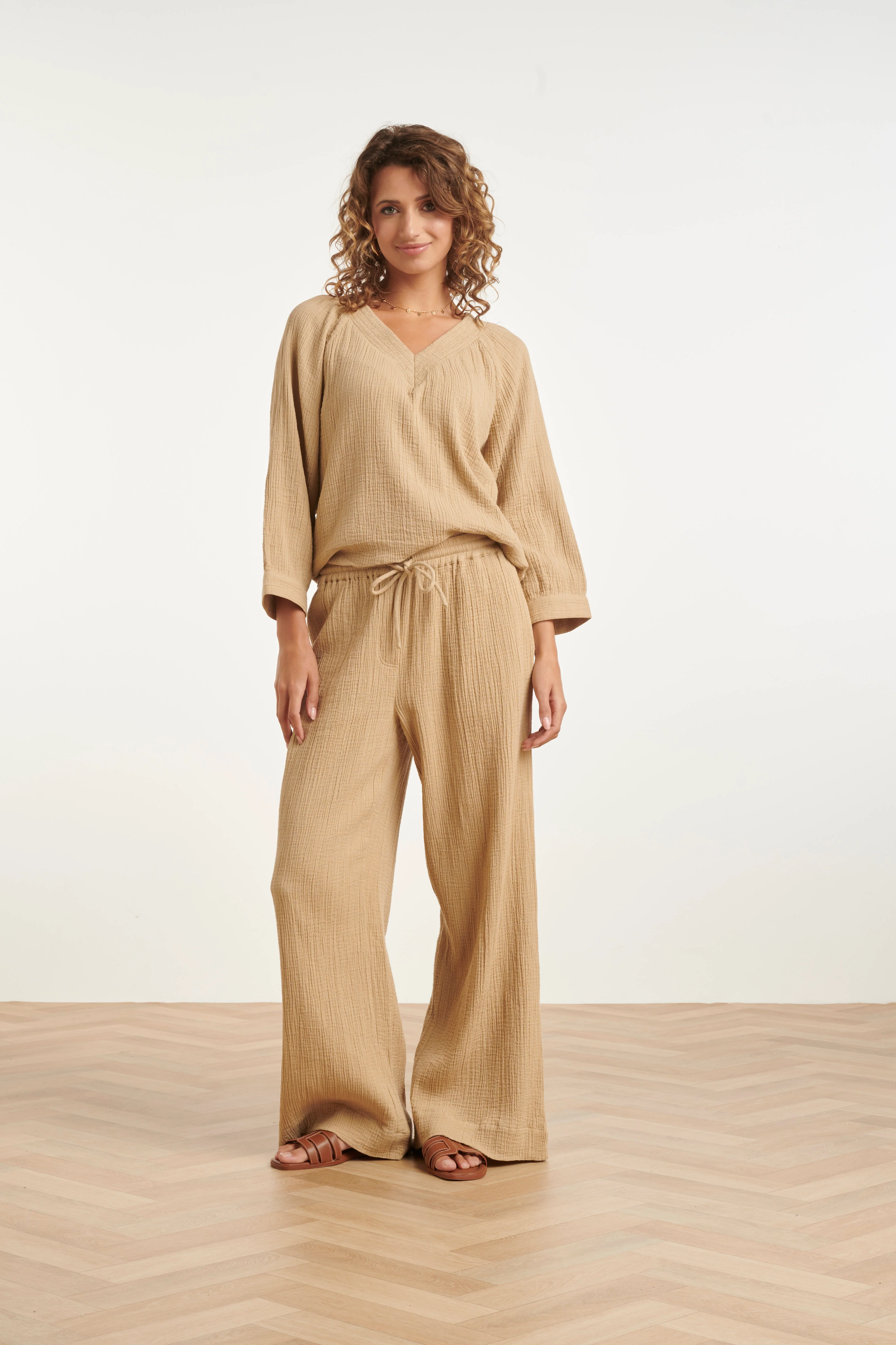Wide Leg Mousseline Broek Met Strikkoord | Dark Sand - Image 3