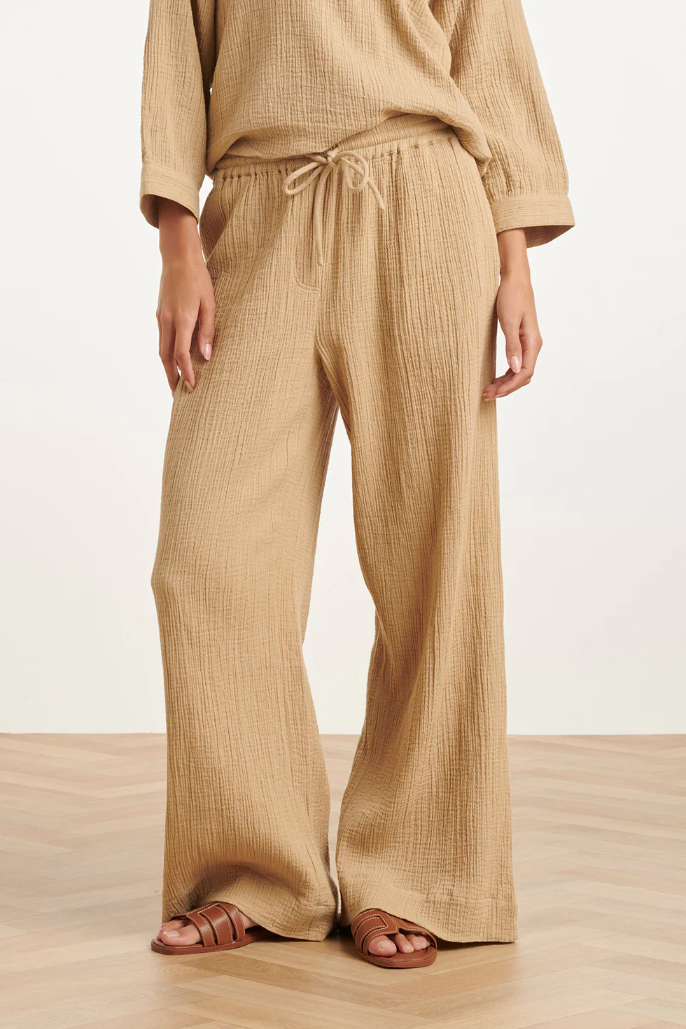 Wide Leg Mousseline Broek Met Strikkoord | Dark Sand - Image 6