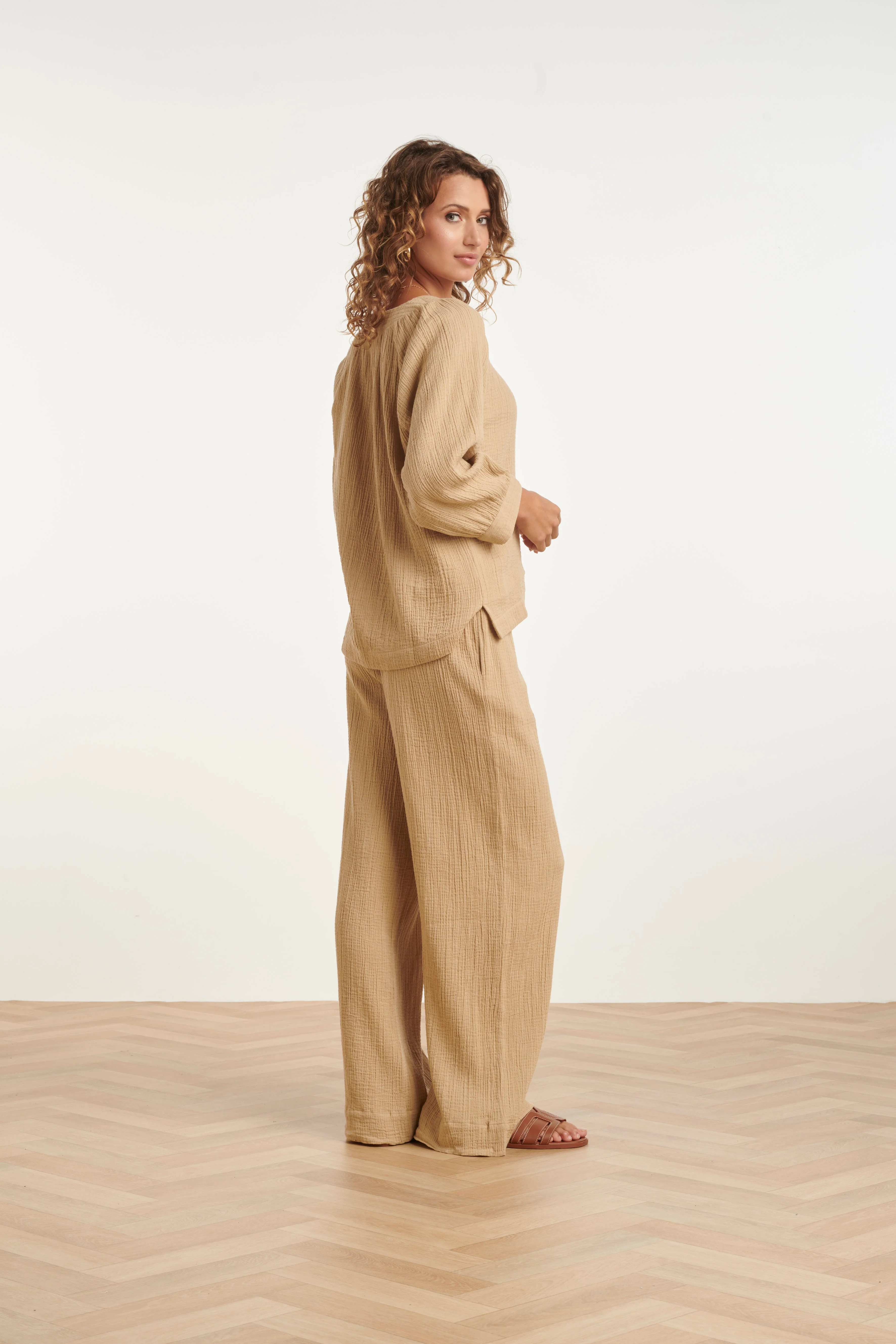 Wide Leg Mousseline Broek Met Strikkoord | Dark Sand - Image 7