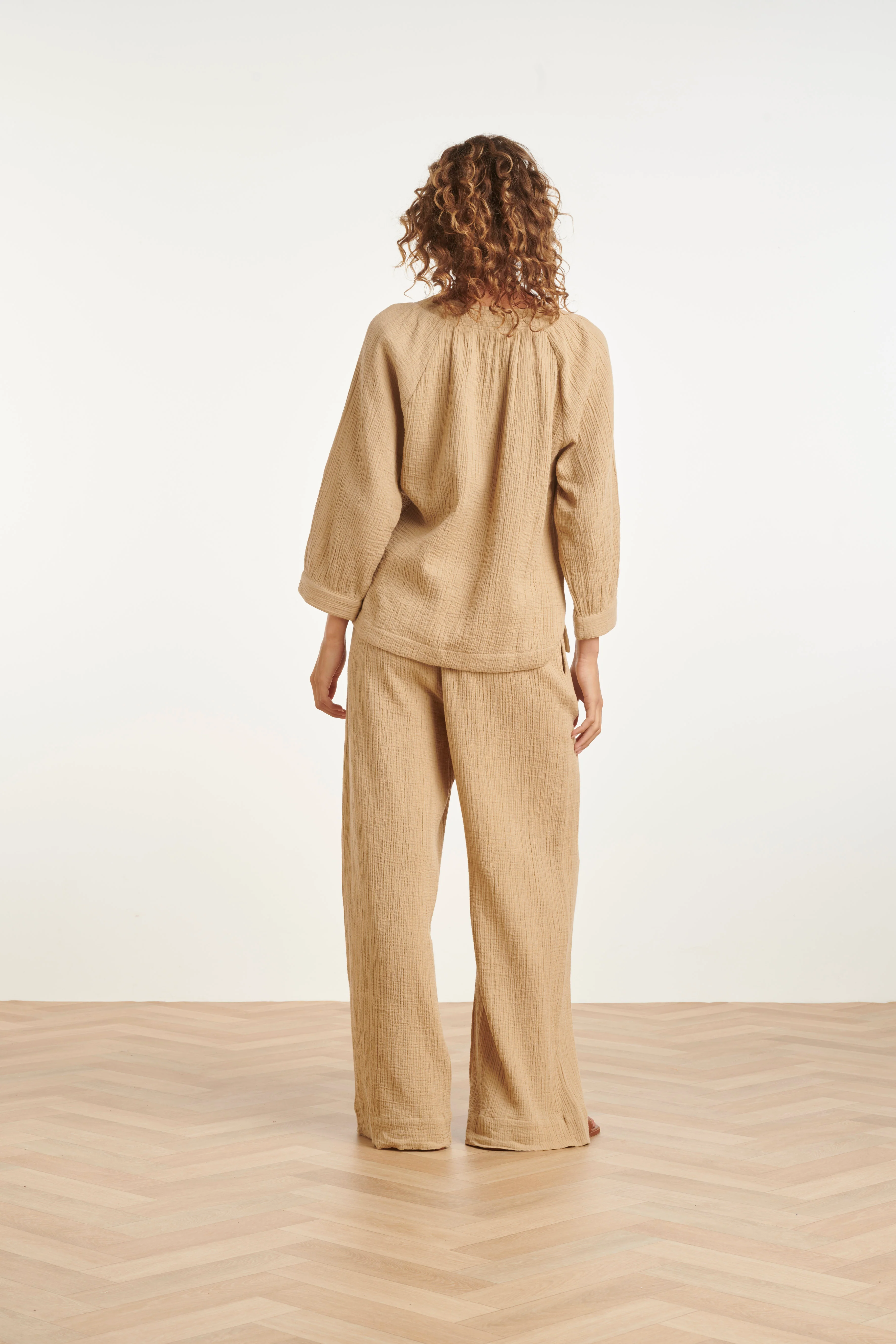 Wide Leg Mousseline Broek Met Strikkoord | Dark Sand - Image 9