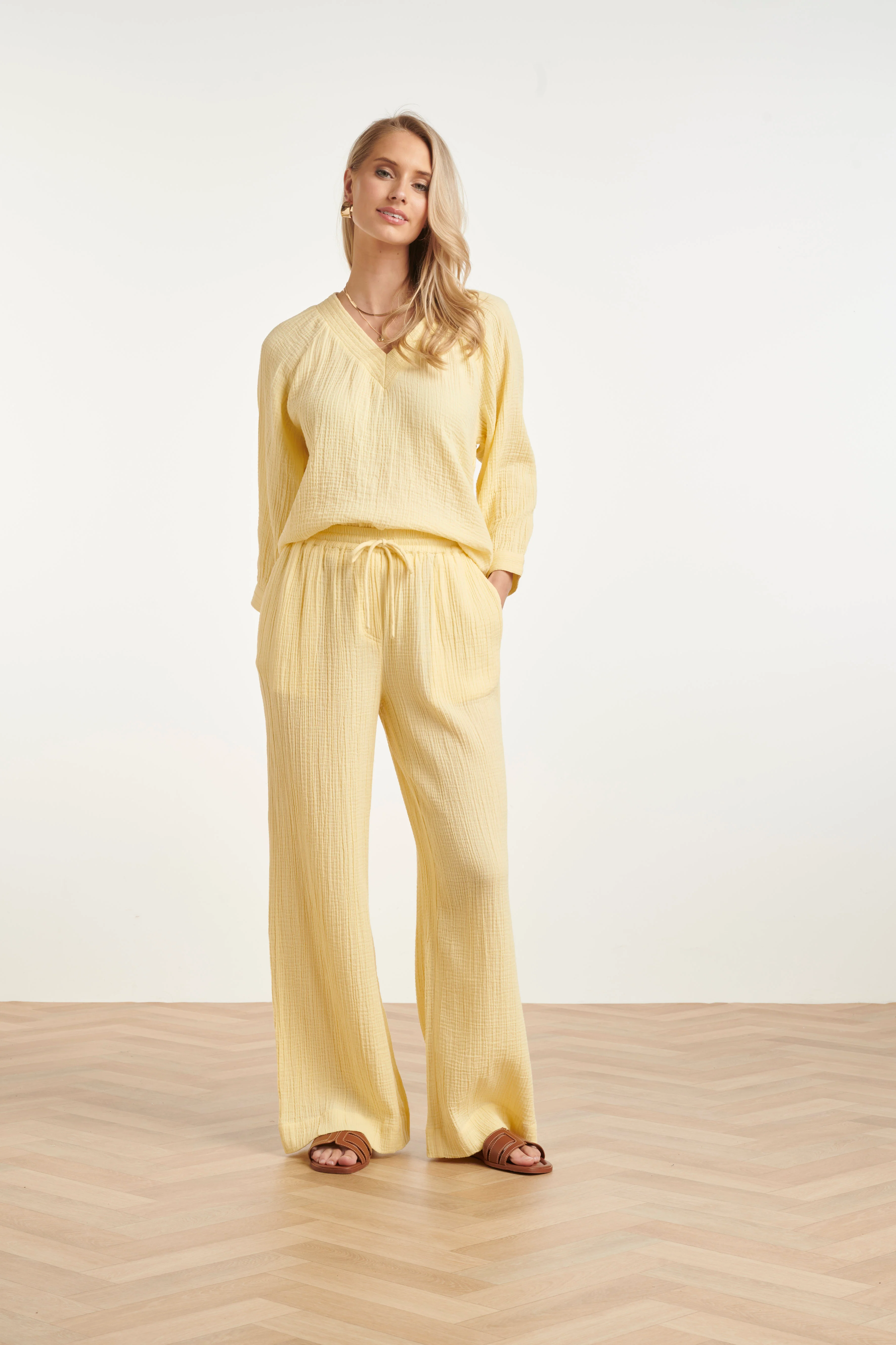 Wide Leg Mousseline Broek Met Strikkoord | Light Yellow - Image 15