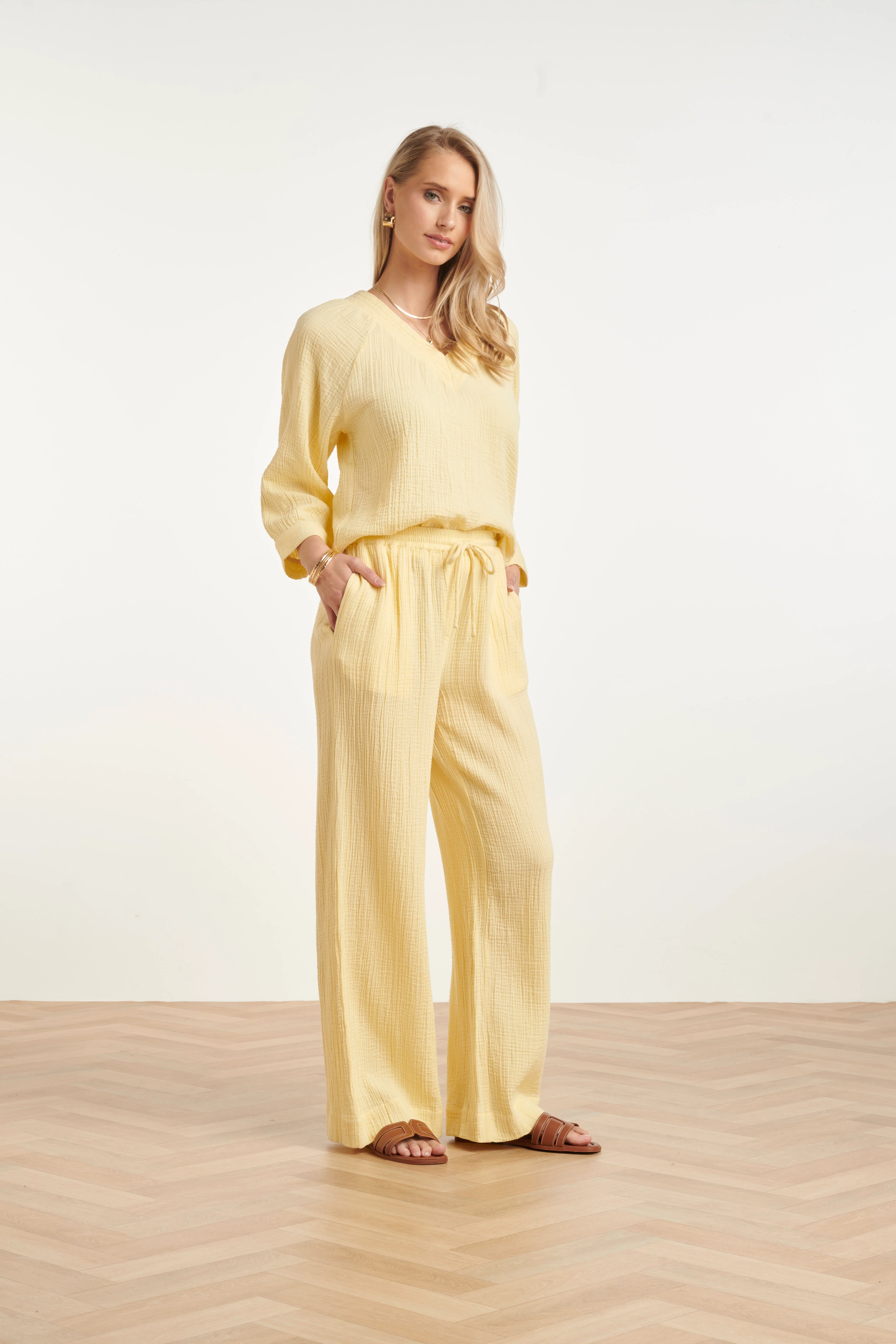 Wide Leg Mousseline Broek Met Strikkoord | Light Yellow - Image 5