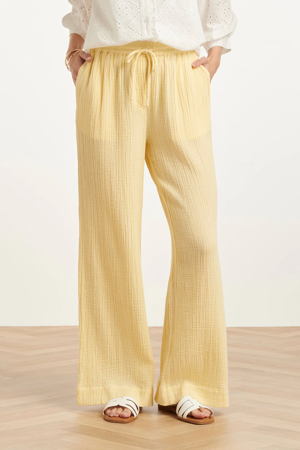 Wide Leg Mousseline Broek Met Strikkoord | Light Yellow - Image 6
