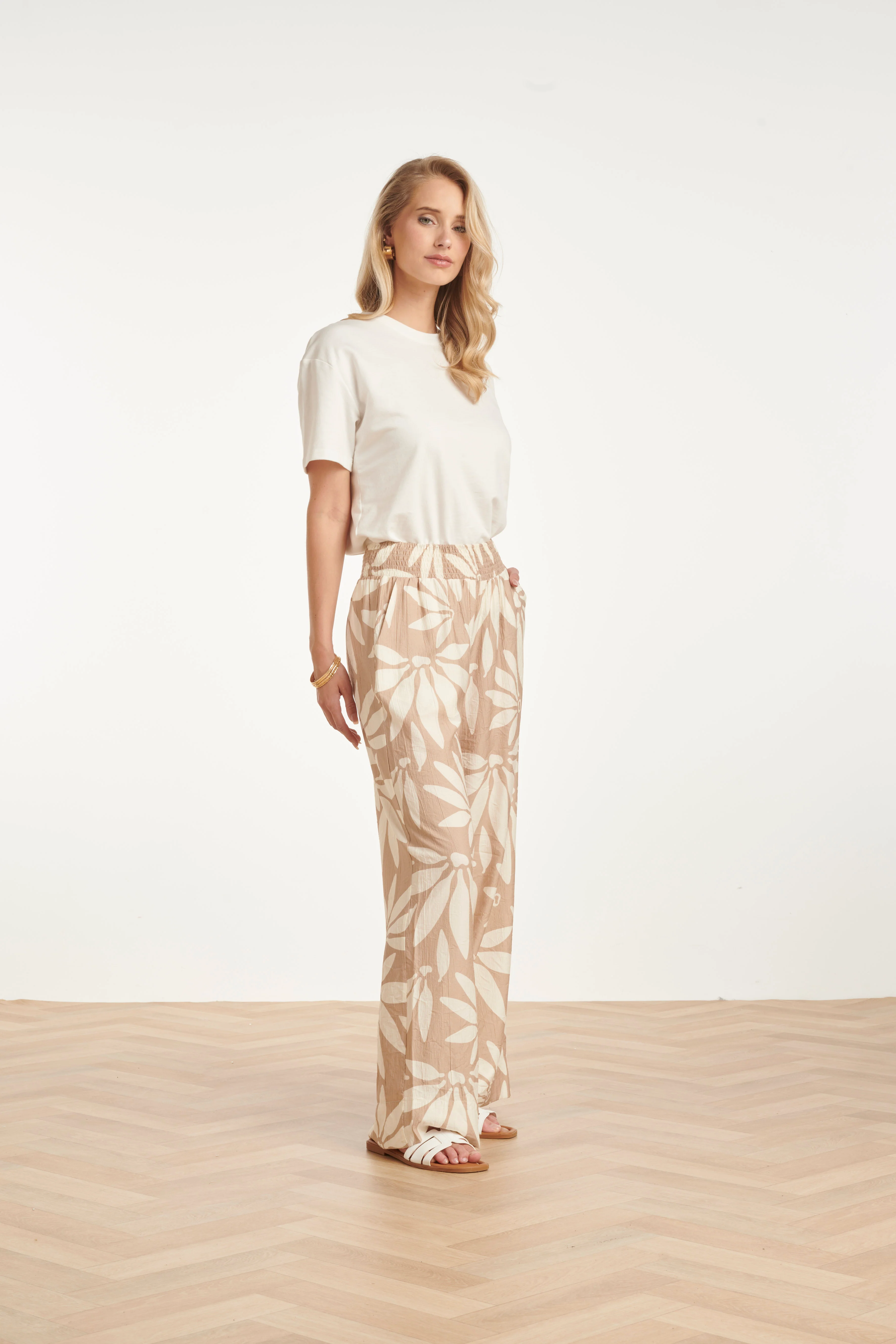 Wide Leg Pantalon Met Bloemprint - Beige/Wit | Dark Sand - Off White - Image 4