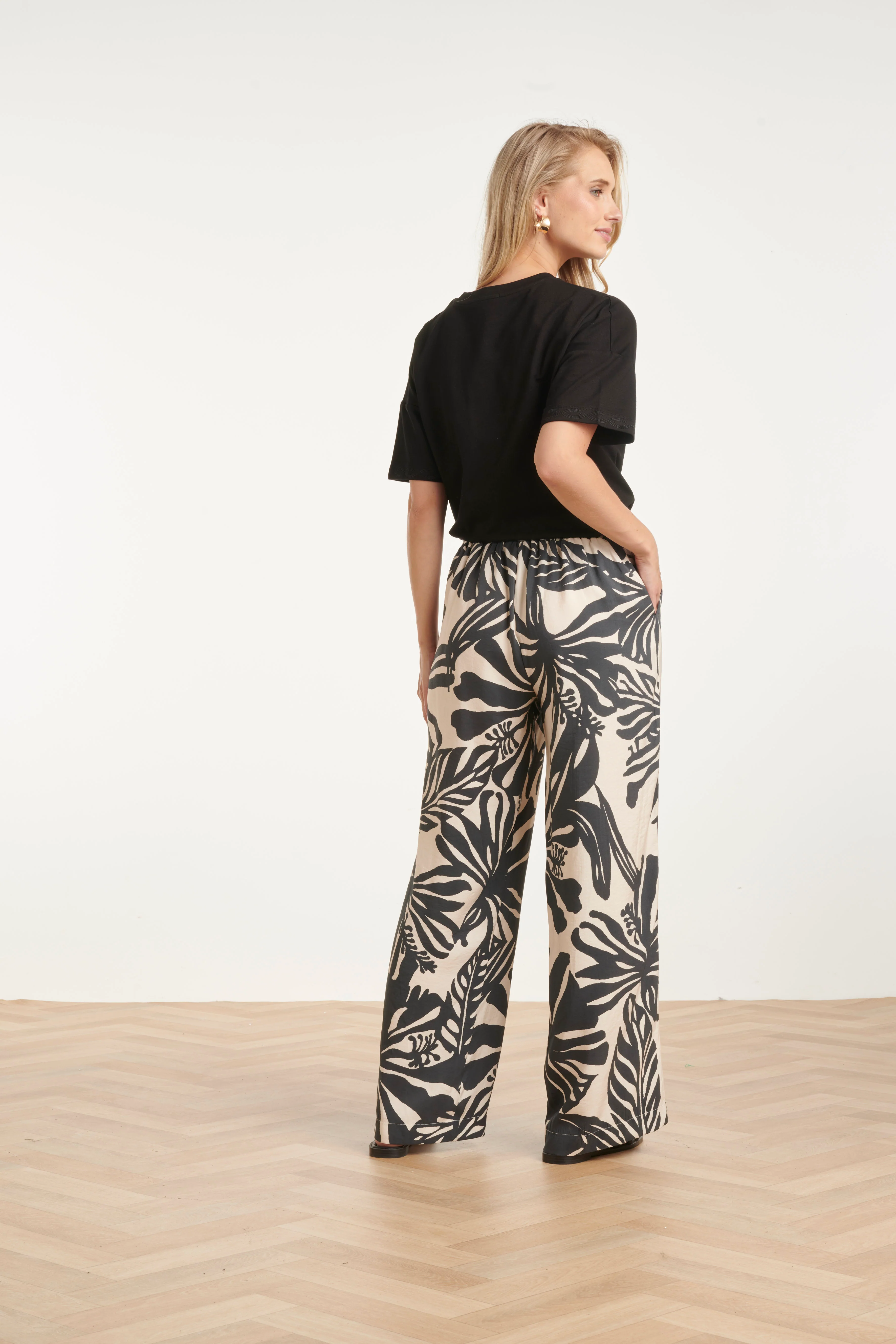 Wide Leg Pantalon Met Tropische Blad Print In Zwart En Ecru | Off White - Black - Image 10